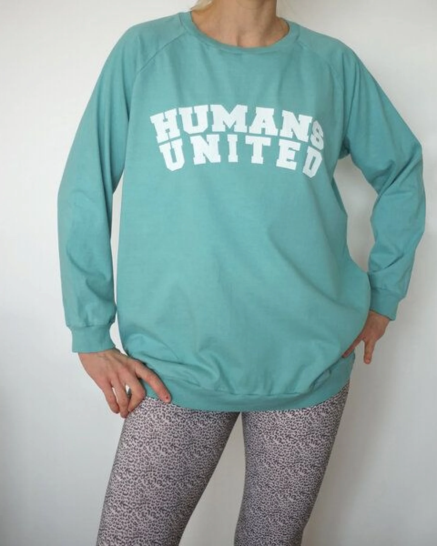 Lena Schokolade HUMANS UNITED Sweater aus Bio-Baumwolle versch. Farben – Ansicht 2