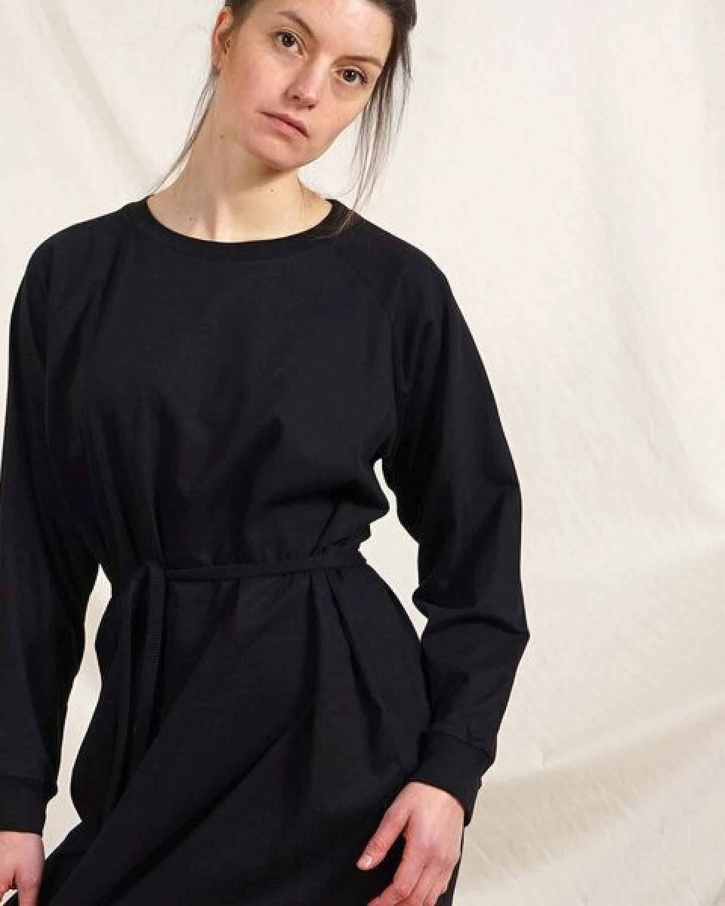 Lena Schokolade Long Pulli Dress schwarz aus Bio-Baumwolle – Ansicht 3