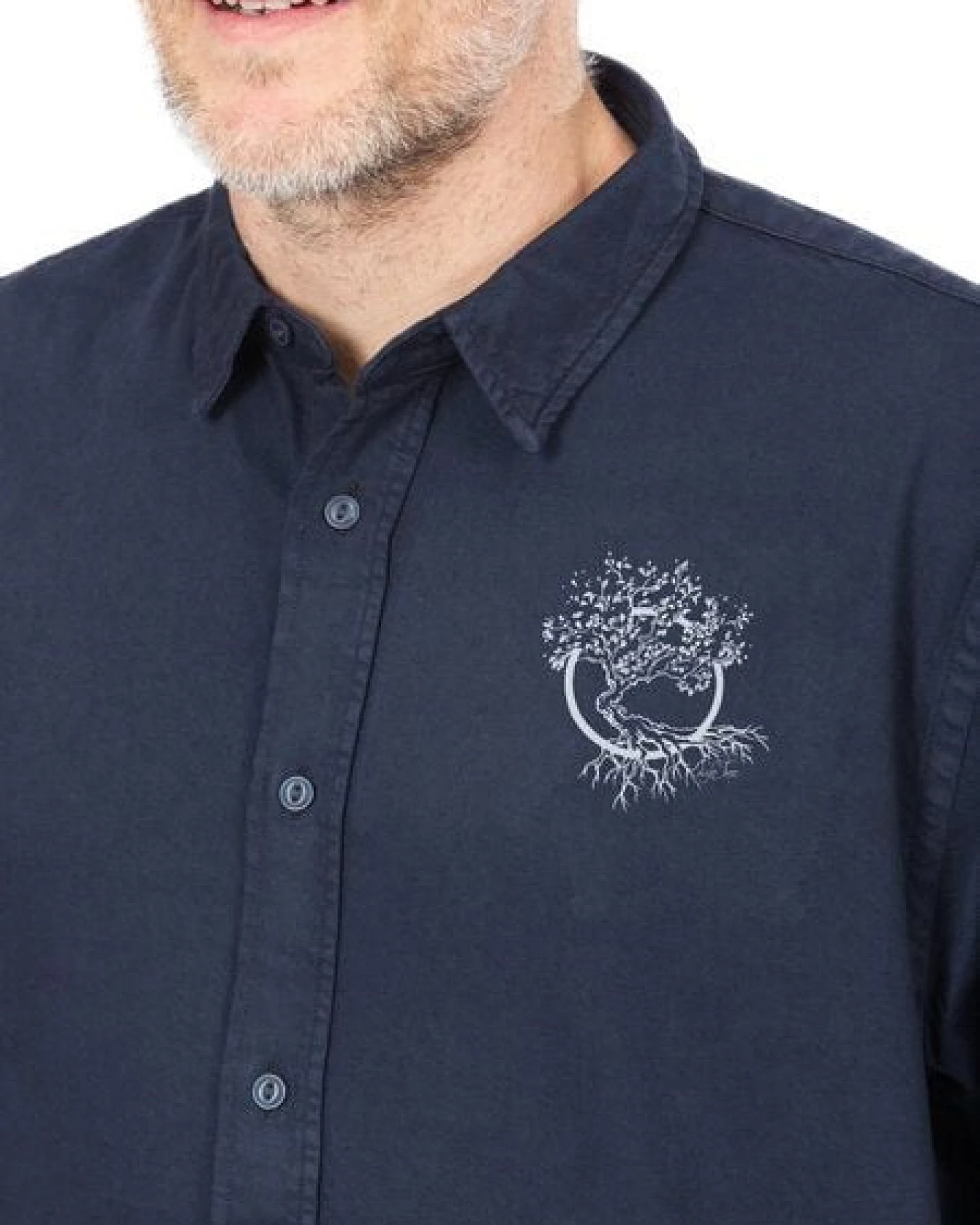 Life-Tree Hemd aus Biobaumwolle Fairwear für Herren "Olive" mit Brust-Logo in Navy Blau – Ansicht 2