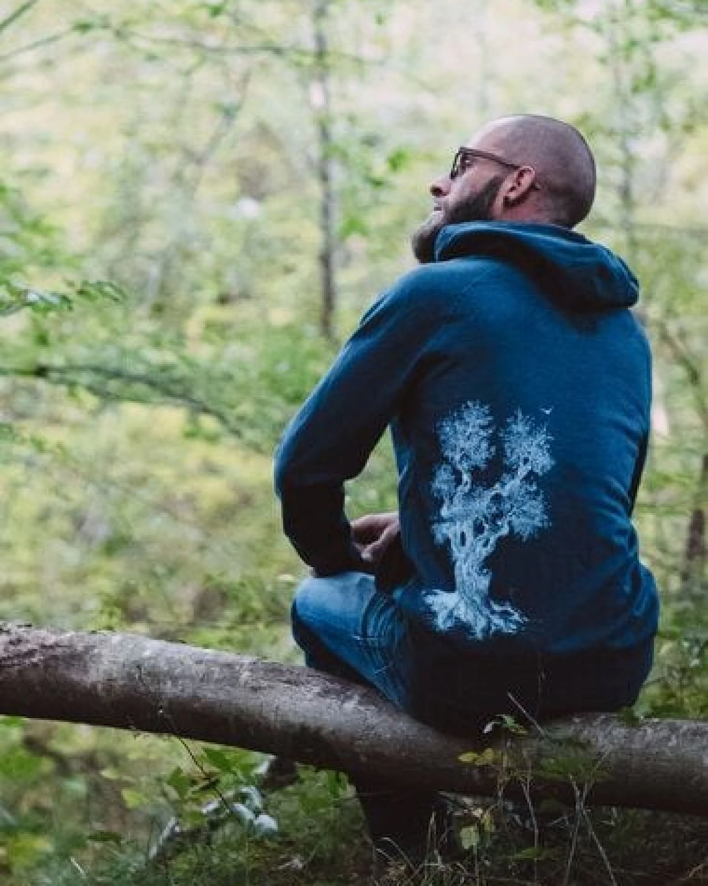 Life-Tree Hoodie aus Biobaumwolle Fairwear für Herren "Olive Tree" in Dark Blue – Ansicht 4