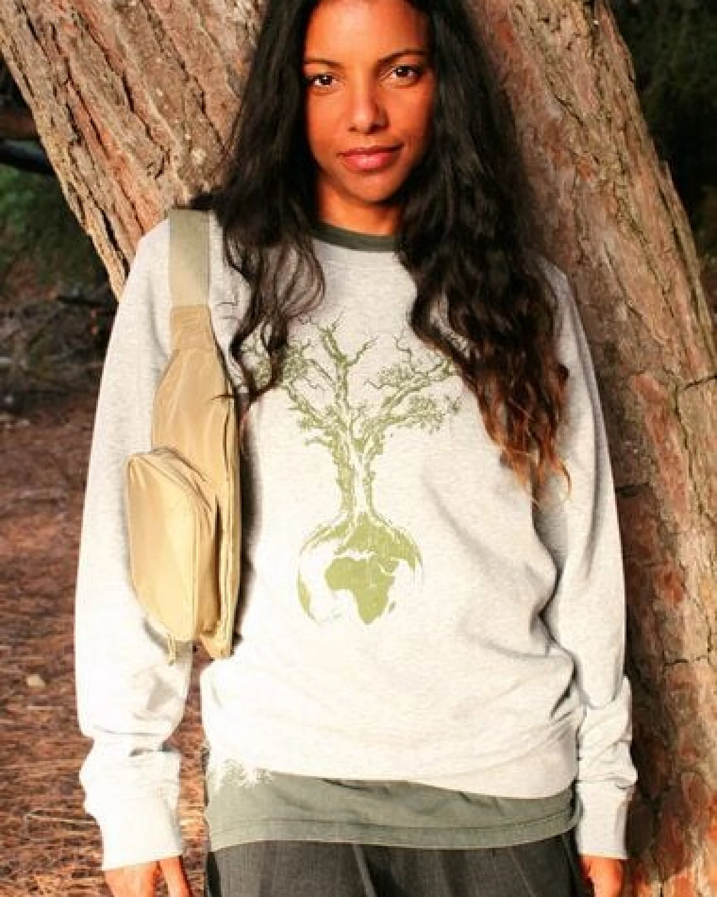Life-Tree Sweater aus Biobaumwolle Fairwear für Damen "Weltenbaum" in Heather Grey – Ansicht 2