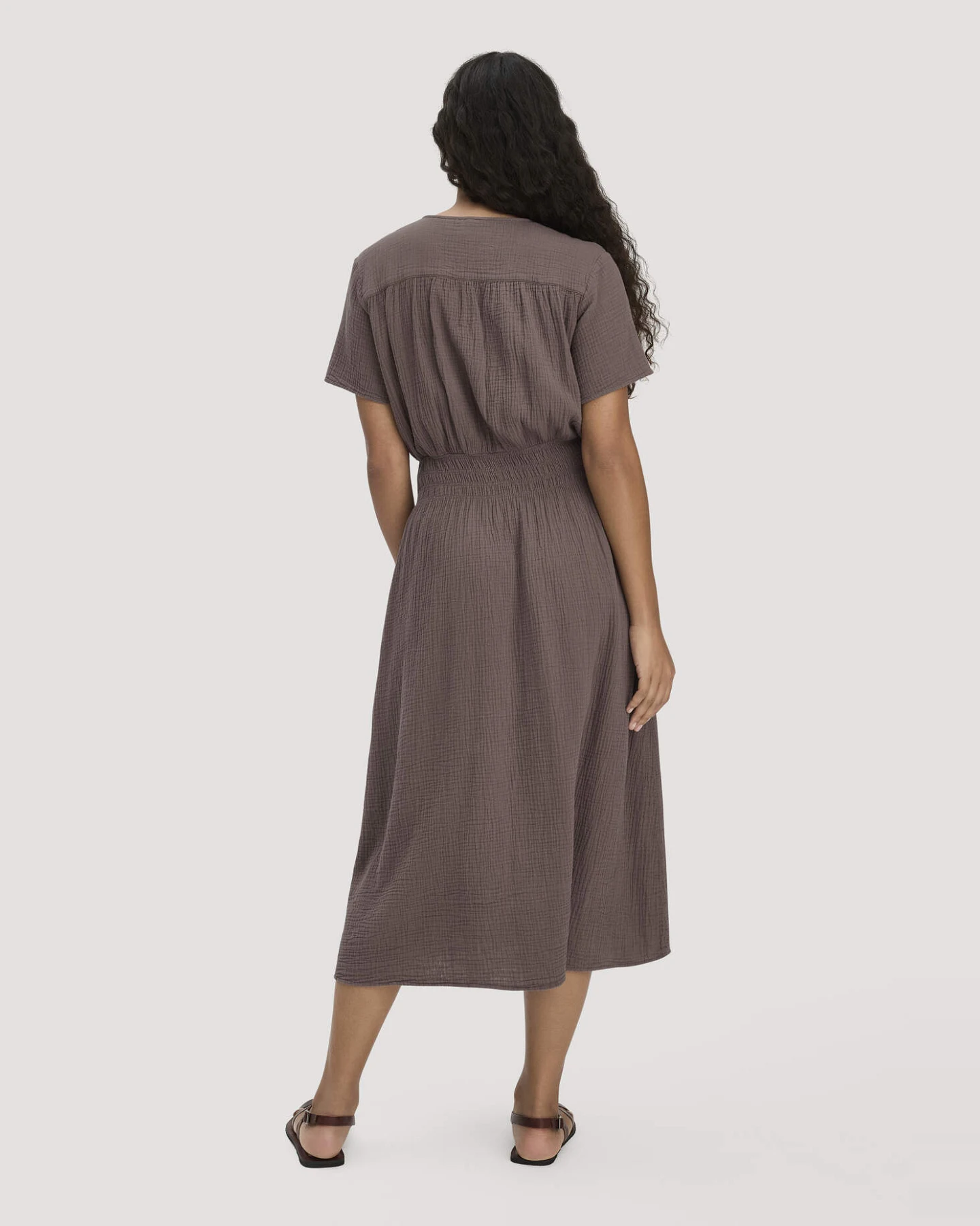 hessnatur Damen Musselin Kleid mit Taillierung Midi aus Bio-Baumwolle - braun - Größe 34 – Ansicht 2