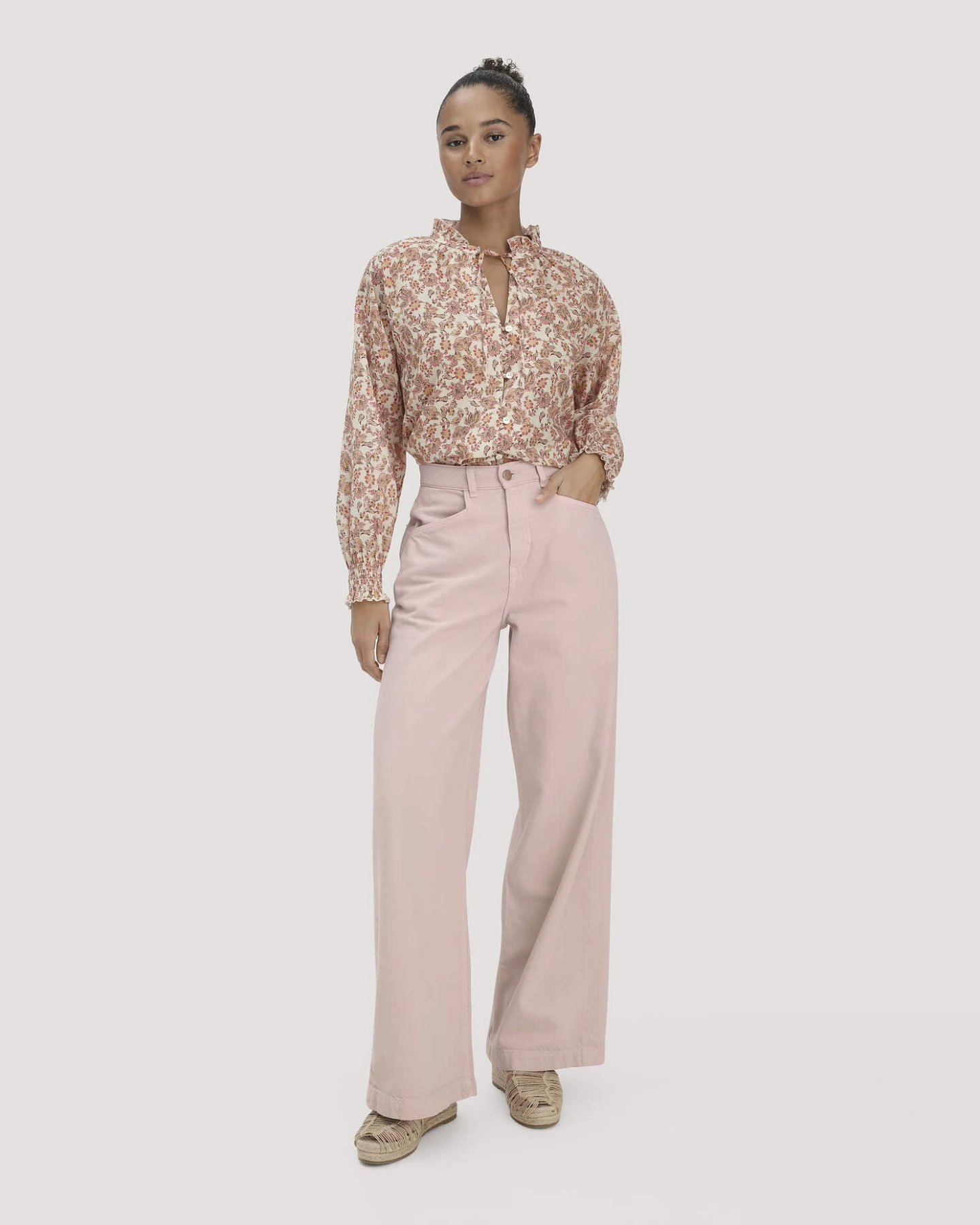 hessnatur Damen Print Bluse Relaxed aus Bio-Baumwolle - beige - Größe 36 – Ansicht 2