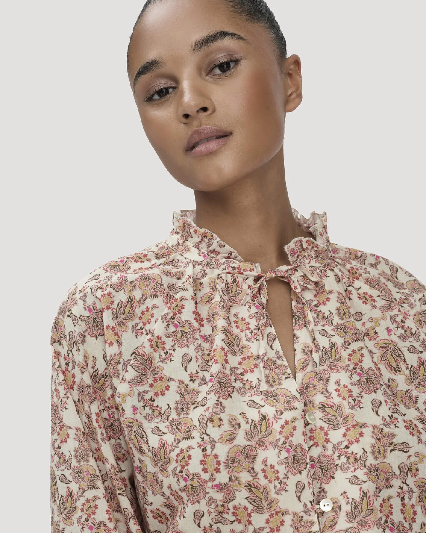 hessnatur Damen Print Bluse Relaxed aus Bio-Baumwolle - beige - Größe 42 – Ansicht 4