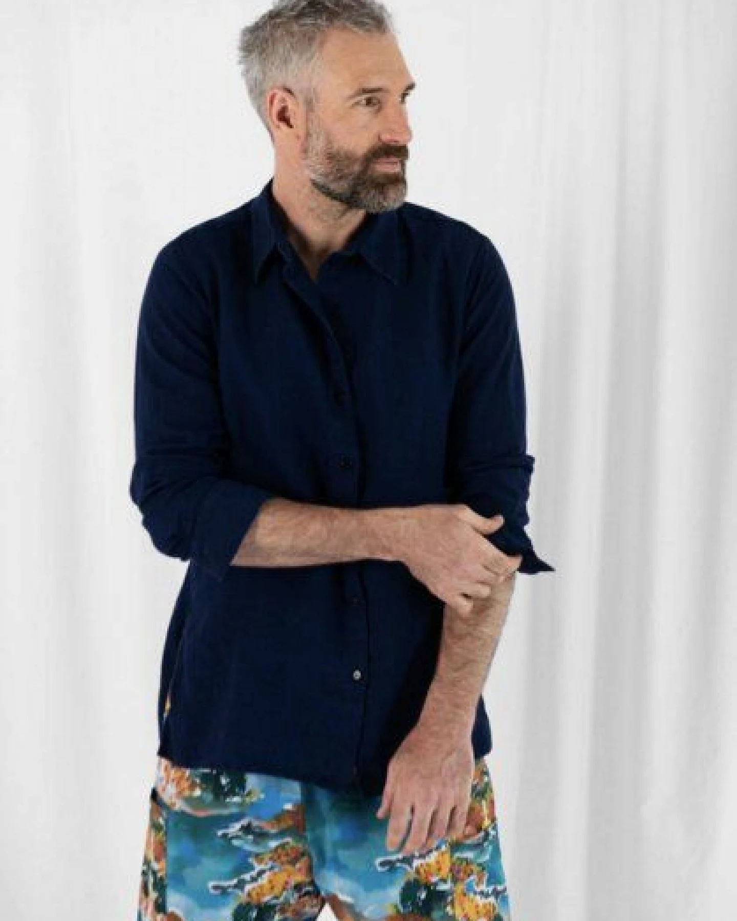 Sophia Schneider-Esleben Unisex Shirt Lui - Hemd aus Bio-Baumwolle – Ansicht 3
