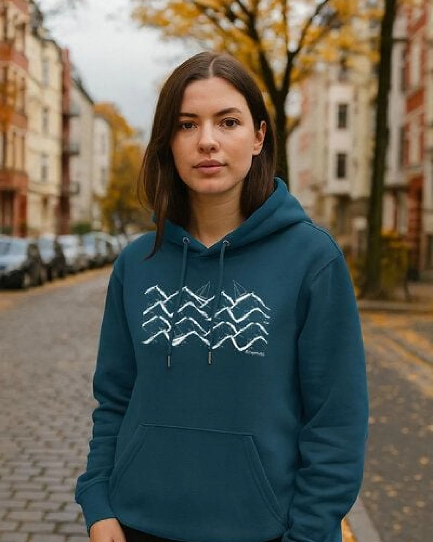 ilovemixtapes Nachhaltiger Bio Hoodie „Boats & Waves“ – Fairer Unisex Kapuzenpullover aus Bio-Baumwolle – Ansicht 2