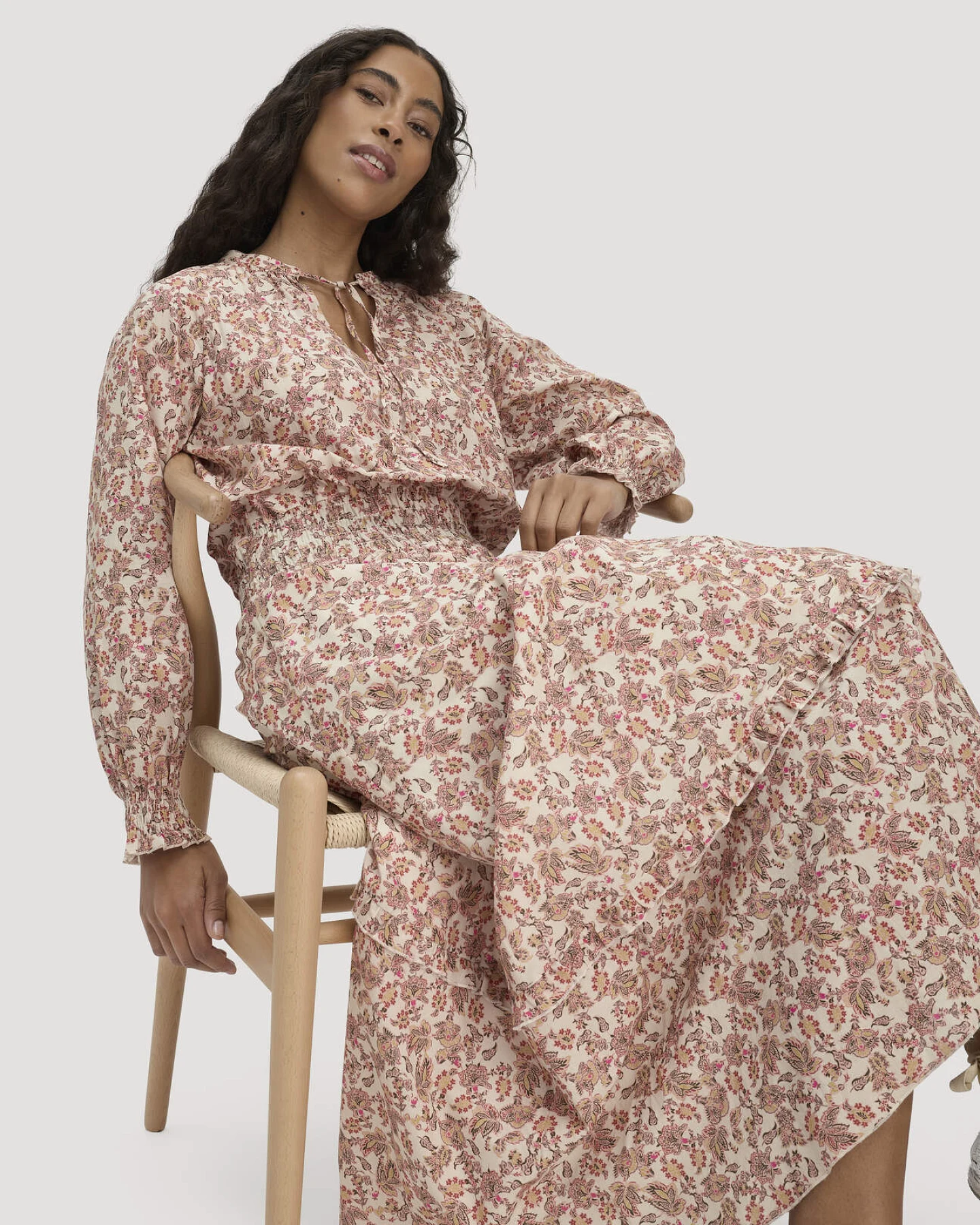 hessnatur Damen Kleid Floralprint Maxi aus Bio-Baumwolle - beige - Größe 42 – Ansicht 4