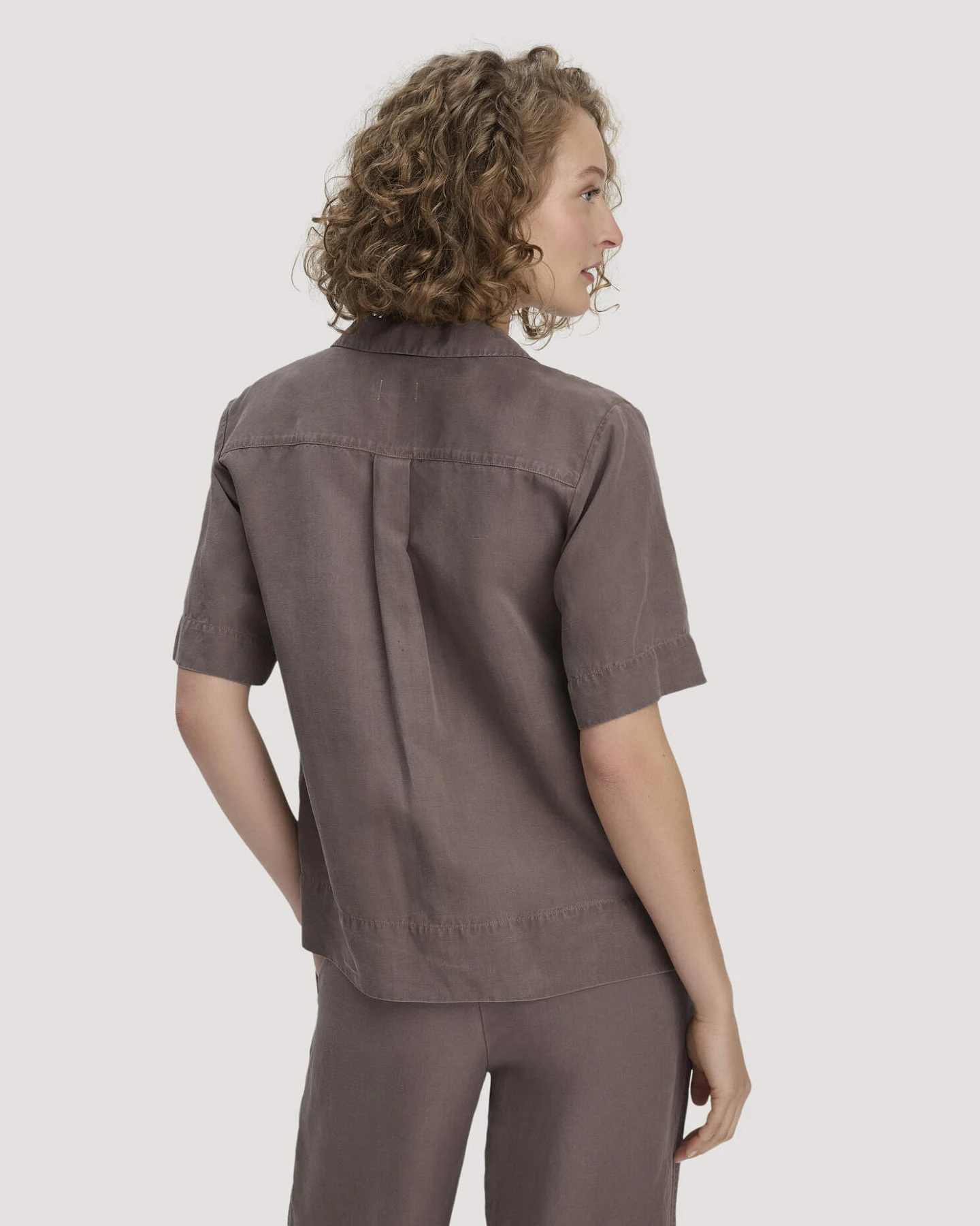 hessnatur Damen Bluse Relaxed aus TENCEL™ Lyocell mit Leinen - braun - Größe 36 – Ansicht 3