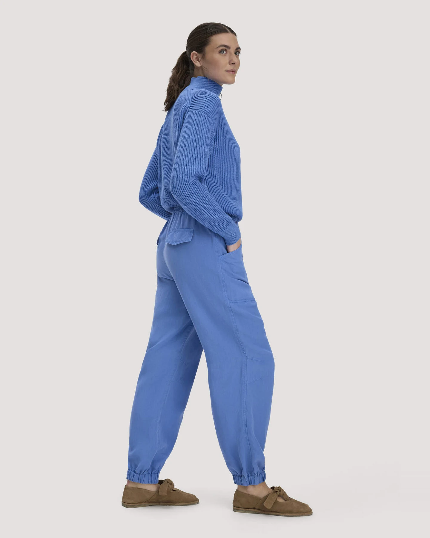 hessnatur Damen Soft Utility Hose aus TENCEL™ Lyocell mit Leinen - blau - Größe 40 – Ansicht 4