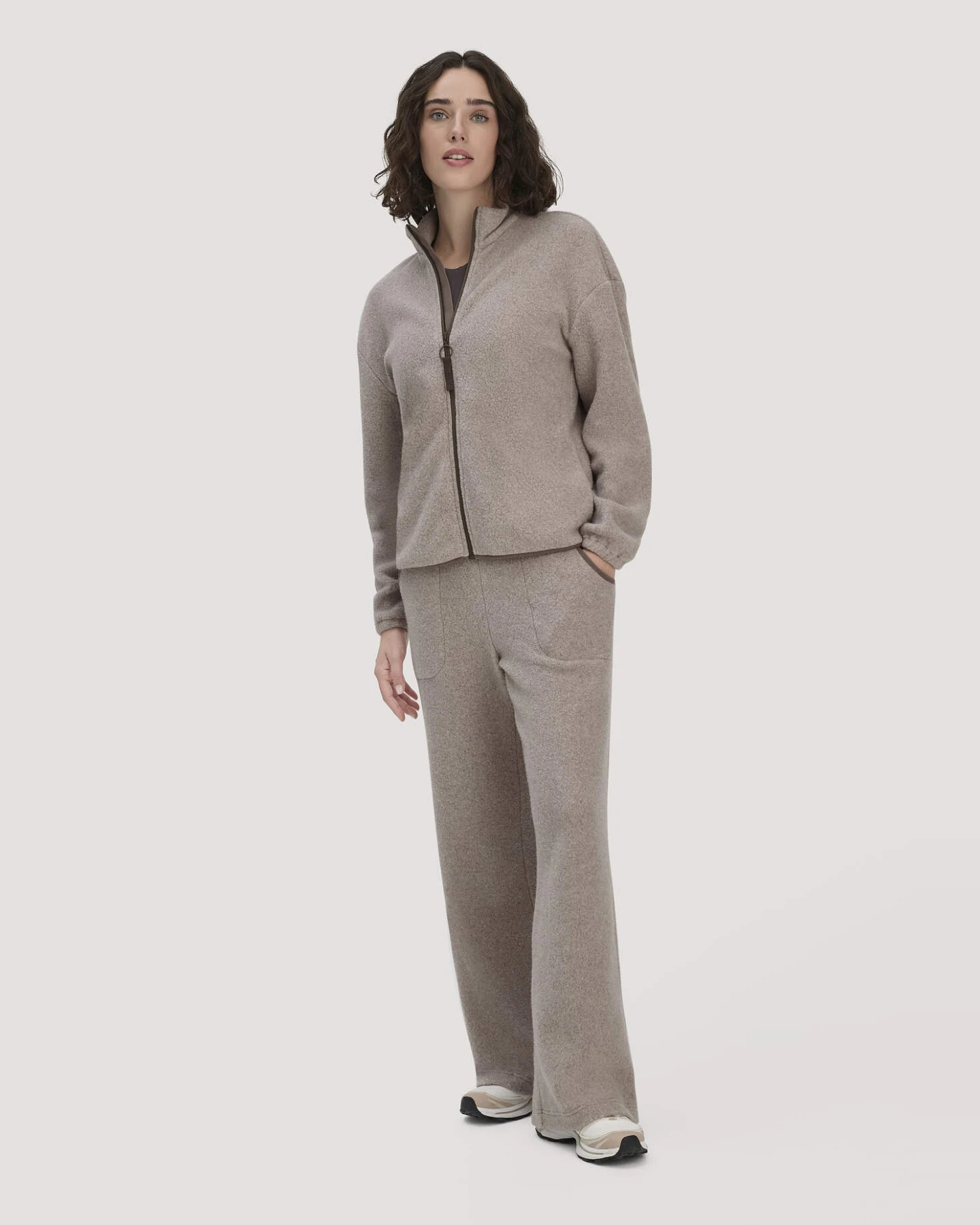 hessnatur Loungewear Fleece Jacke Relaxed ACTIVE LIGHT aus Bio-Baumwolle - beige - Größe L – Ansicht 2