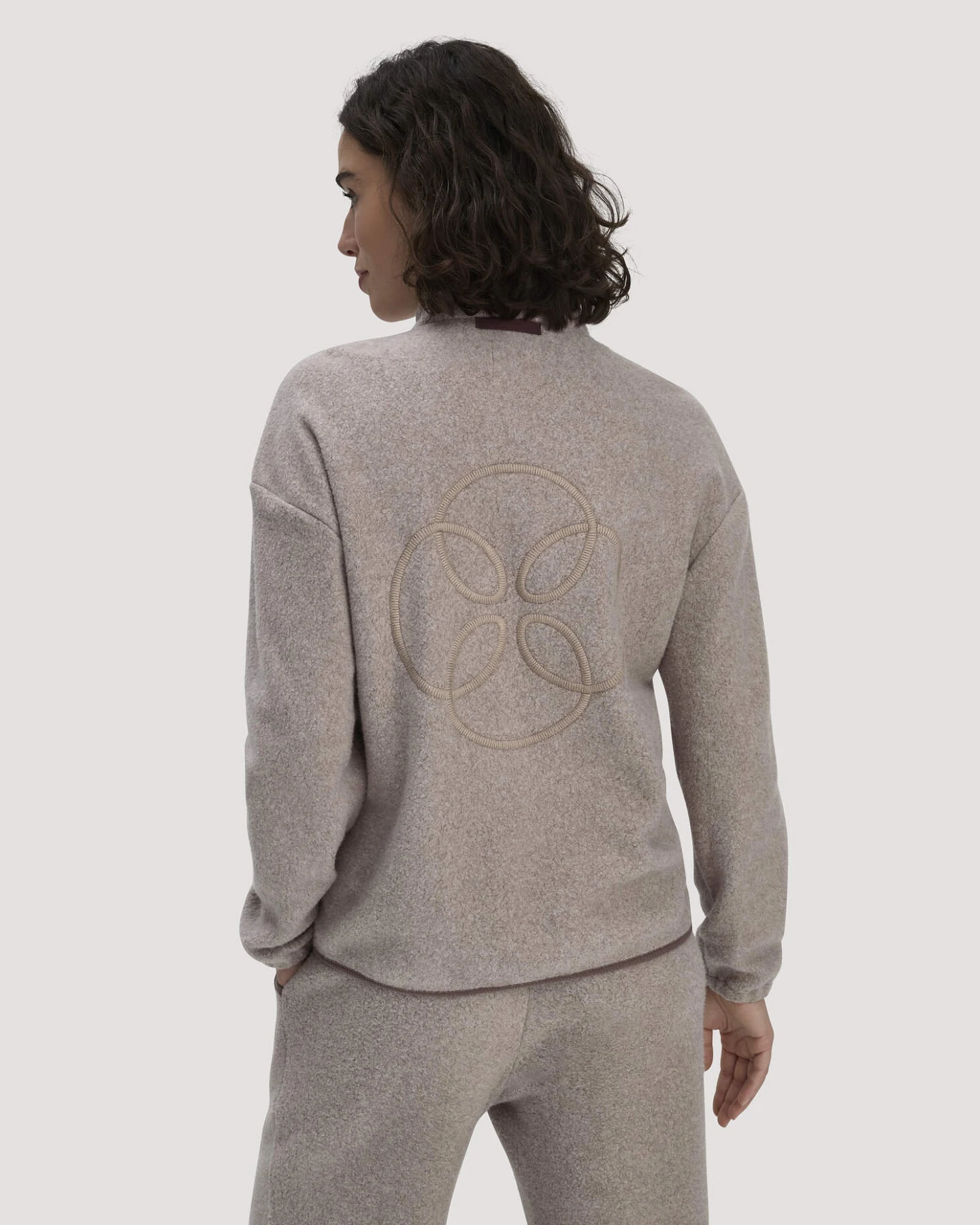 hessnatur Loungewear Fleece Jacke Relaxed ACTIVE LIGHT aus Bio-Baumwolle - beige - Größe S – Ansicht 3