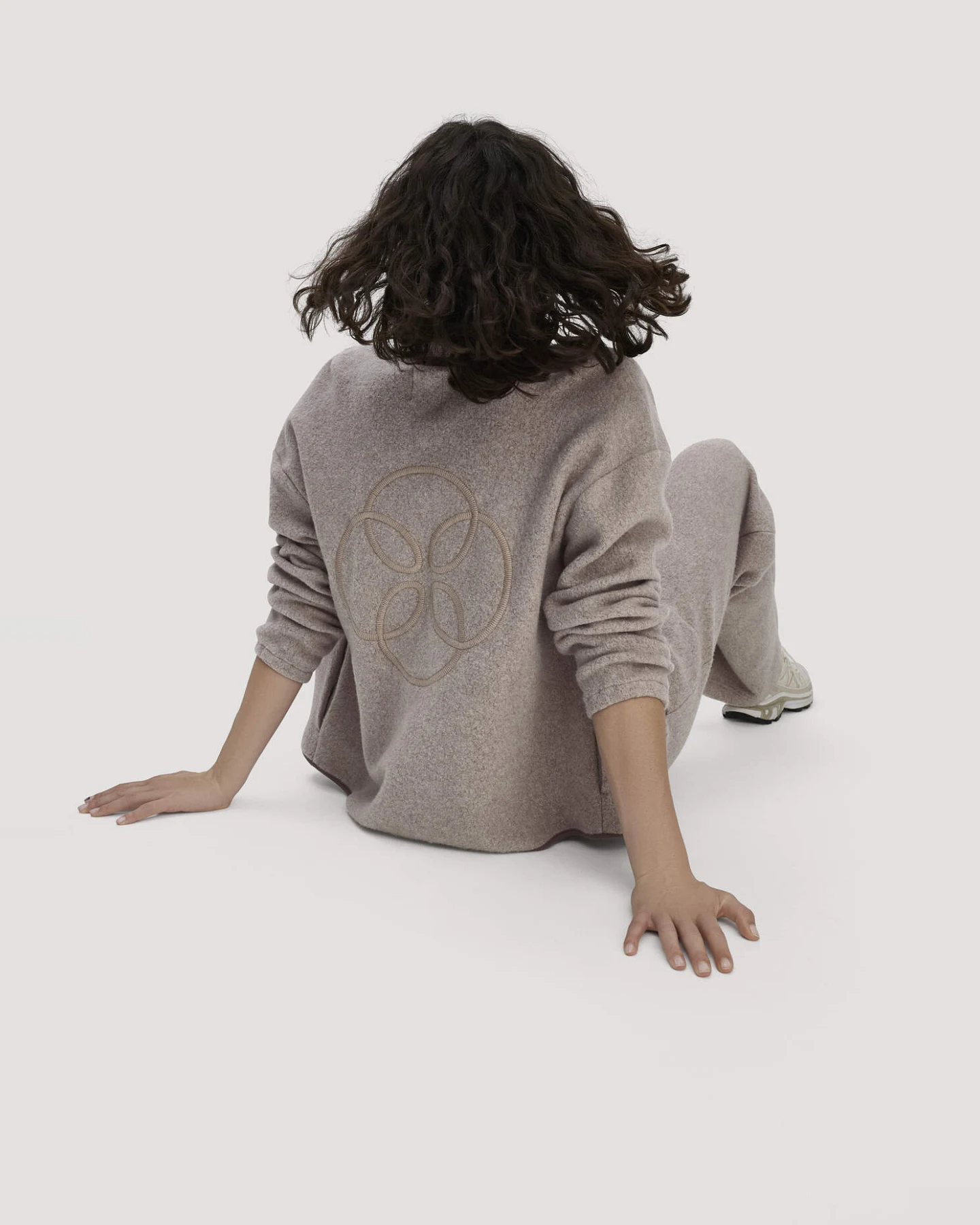 hessnatur Loungewear Fleece Jacke Relaxed ACTIVE LIGHT aus Bio-Baumwolle - beige - Größe XL – Ansicht 4