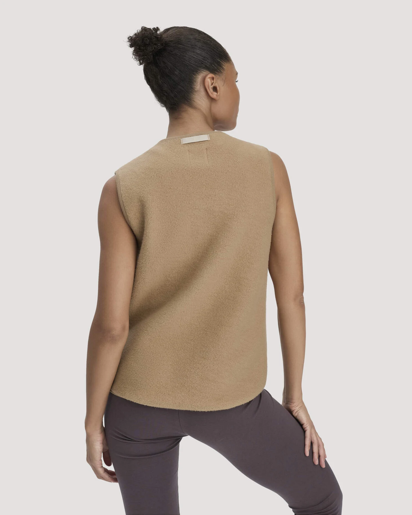 hessnatur Loungewear Fleece Weste Relaxed ACTIVE LIGHT aus Bio-Baumwolle - braun - Größe L – Ansicht 2