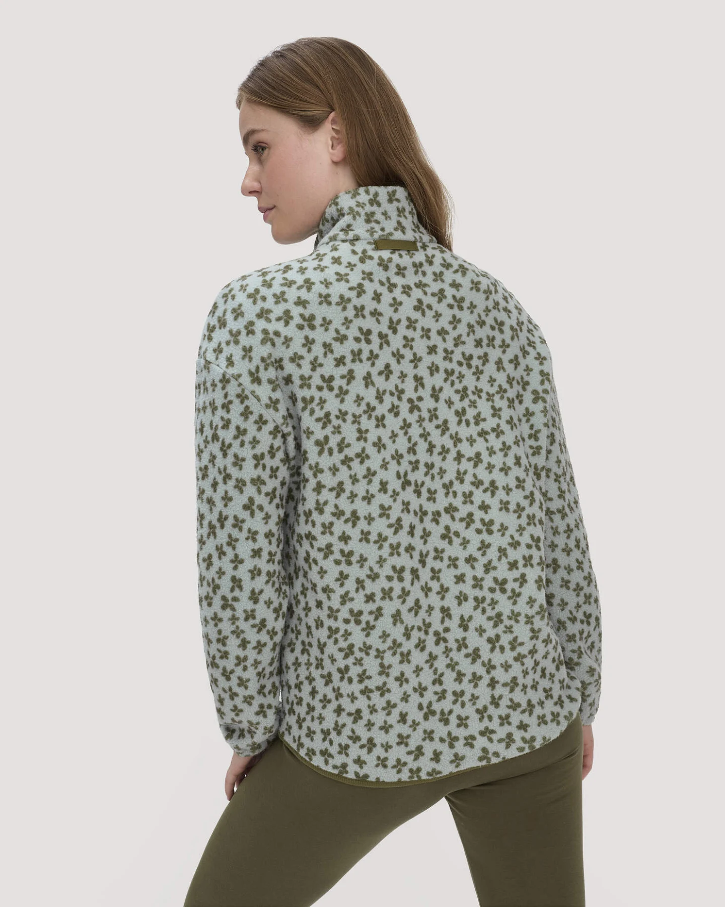 hessnatur Loungewear Fleece Jacke Relaxed ACTIVE LIGHT aus Bio-Baumwolle - grün - Größe M – Ansicht 3