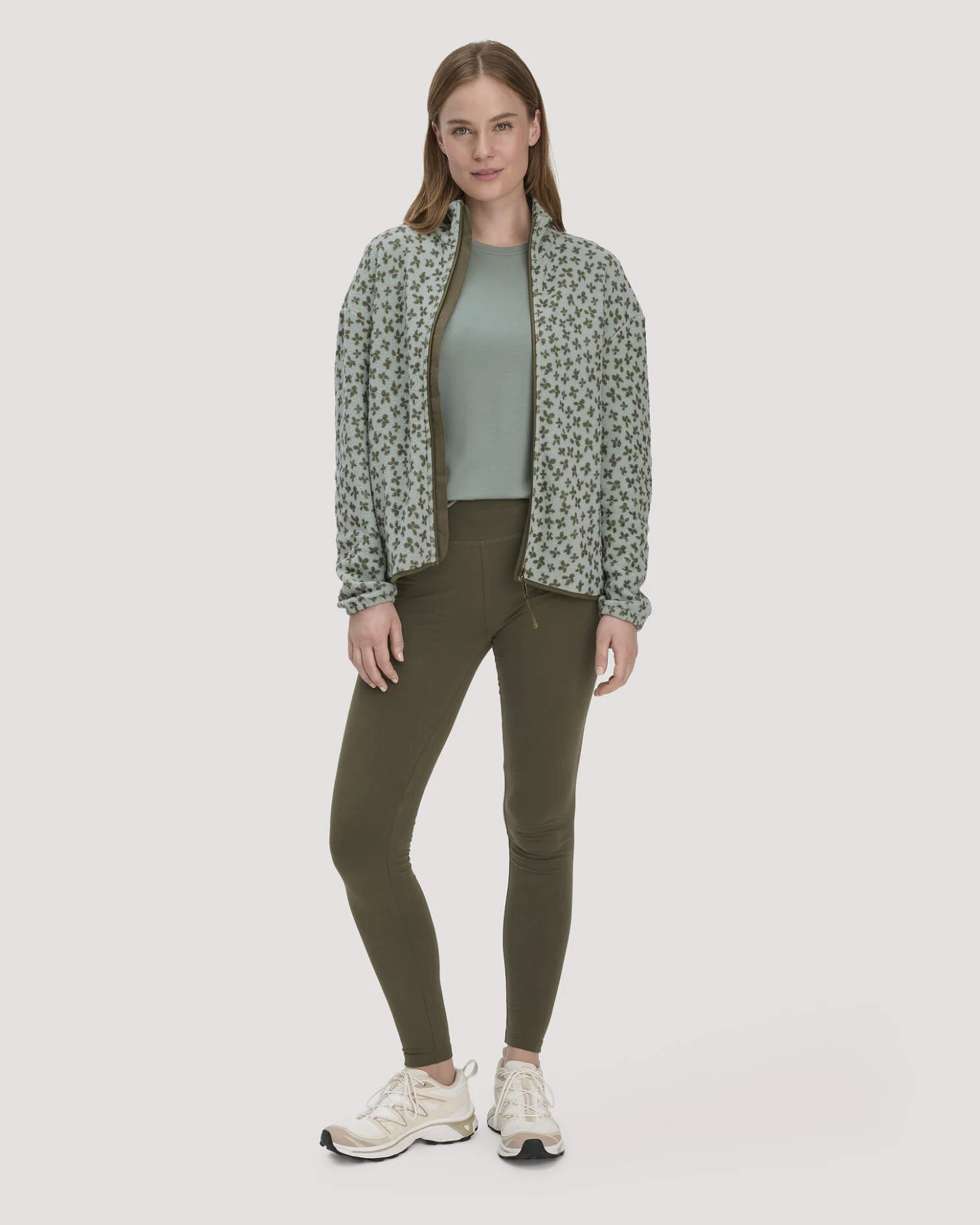 hessnatur Loungewear Fleece Jacke Relaxed ACTIVE LIGHT aus Bio-Baumwolle - grün - Größe XL – Ansicht 2