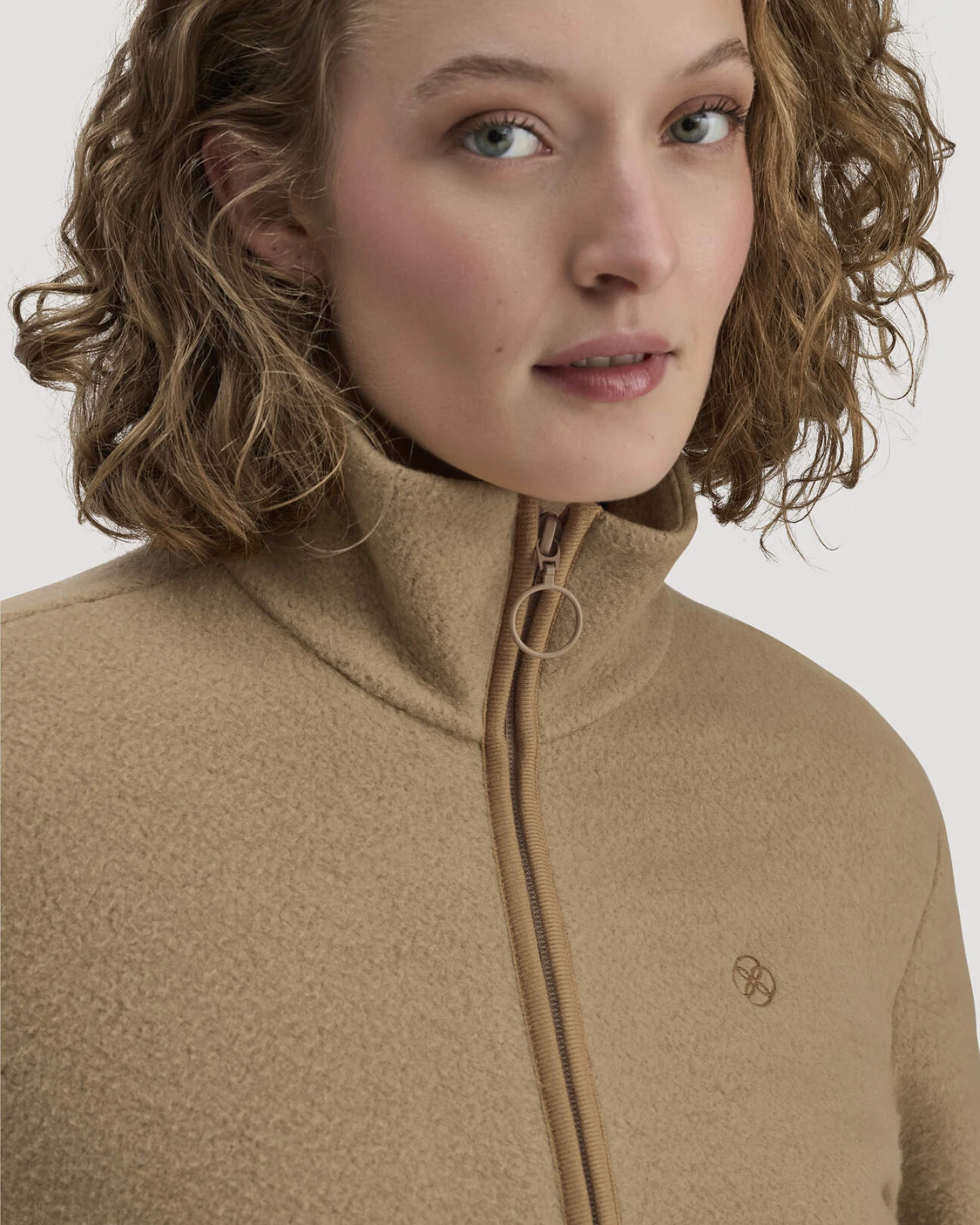 hessnatur Loungewear Fleece Jacke Relaxed ACTIVE LIGHT aus Bio-Baumwolle - braun - Größe S – Ansicht 4