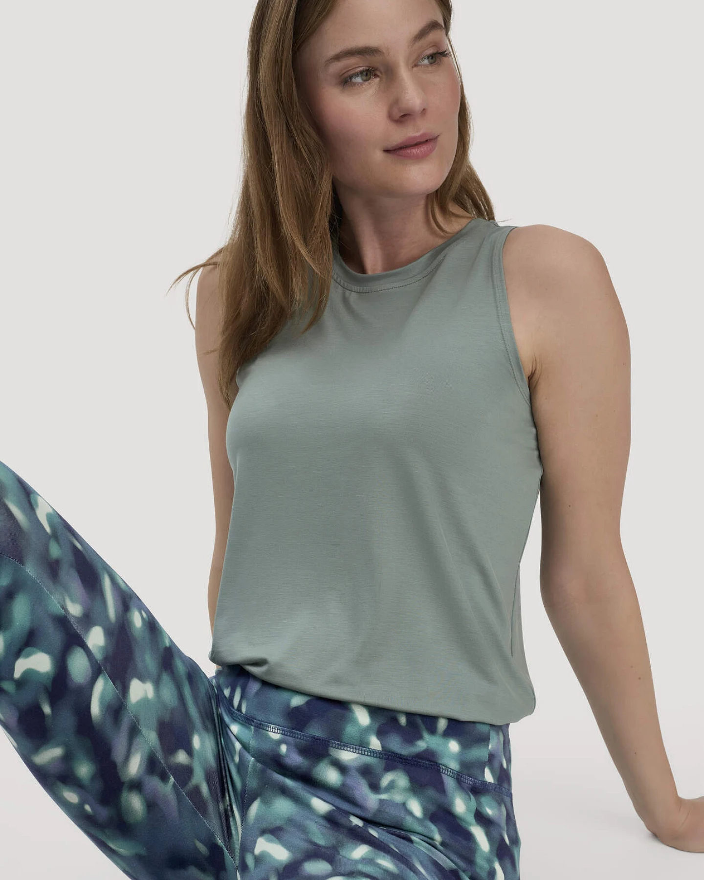 hessnatur Loungewear Top Regular ACTIVE COMFORT aus TENCEL™ Lyocell - grün - Größe 34 – Ansicht 4