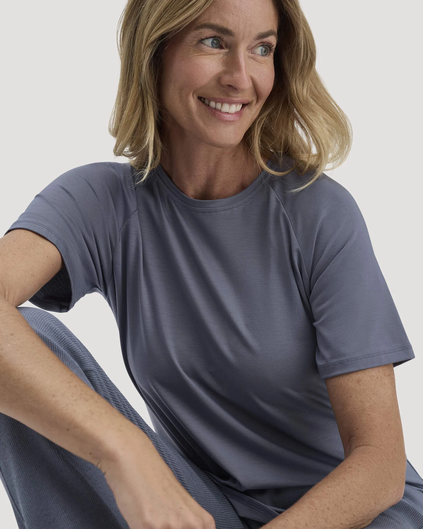 hessnatur Loungewear T-Shirt Regular ACTIVE COMFORT aus TENCEL™ Lyocell - blau - Größe 34 – Ansicht 4