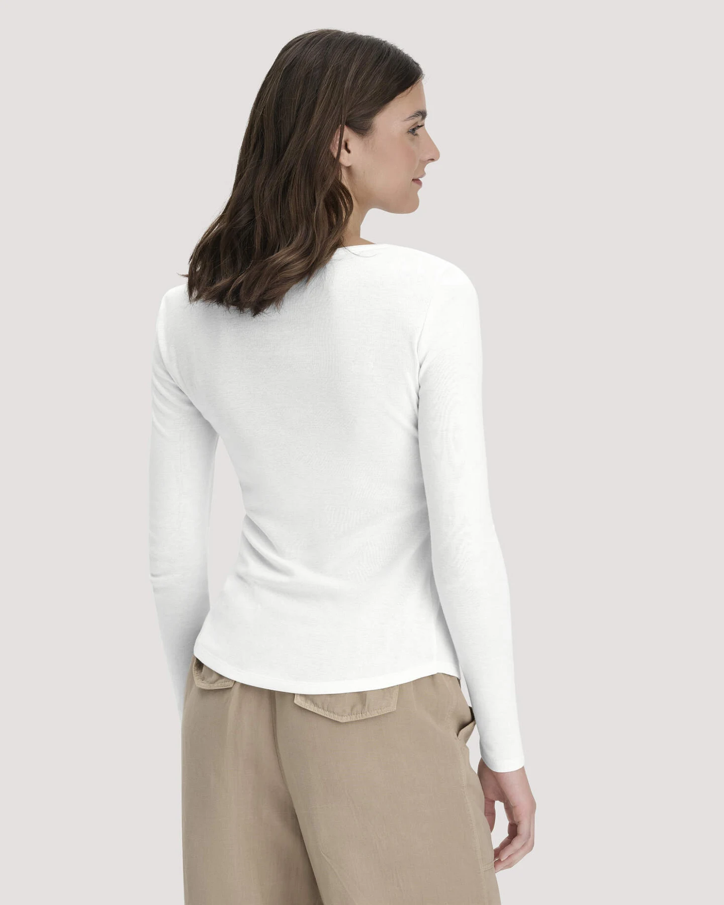 hessnatur Damen Softrib Longsleeve Henley Fitted aus Bio-Baumwolle und Tencel™ Modal - weiß - Größe 44 – Ansicht 3