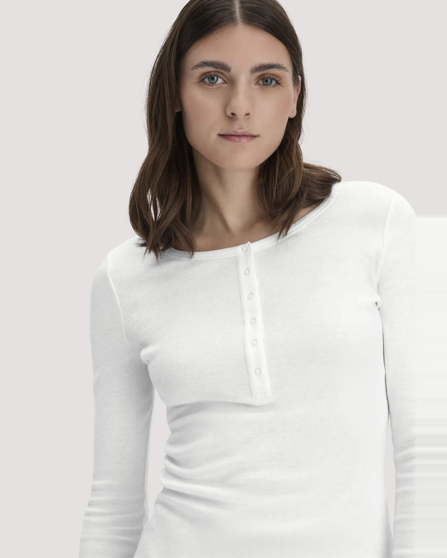 hessnatur Damen Softrib Longsleeve Henley Fitted aus Bio-Baumwolle und Tencel™ Modal - weiß - Größe 46 – Ansicht 4