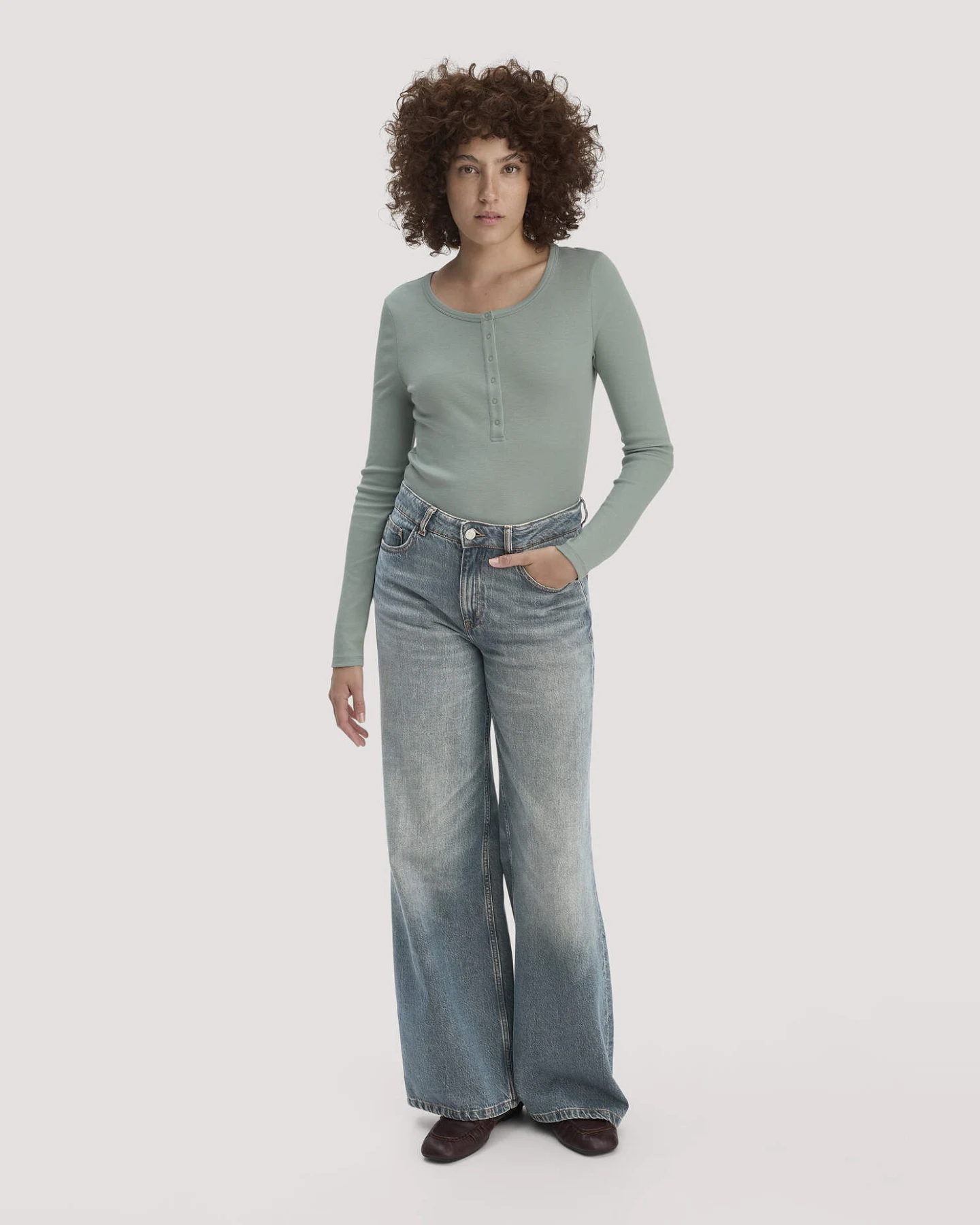 hessnatur Damen Softrib Longsleeve Henley Fitted aus Bio-Baumwolle und Tencel™ Modal - grün - Größe 36 – Ansicht 2