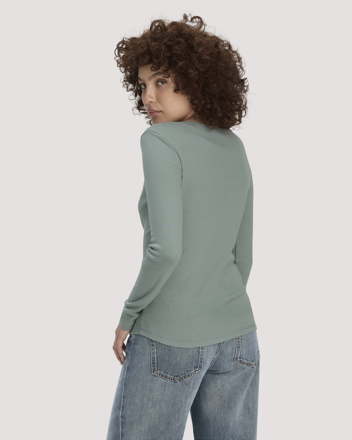 hessnatur Damen Softrib Longsleeve Henley Fitted aus Bio-Baumwolle und Tencel™ Modal - grün - Größe 36 – Ansicht 3
