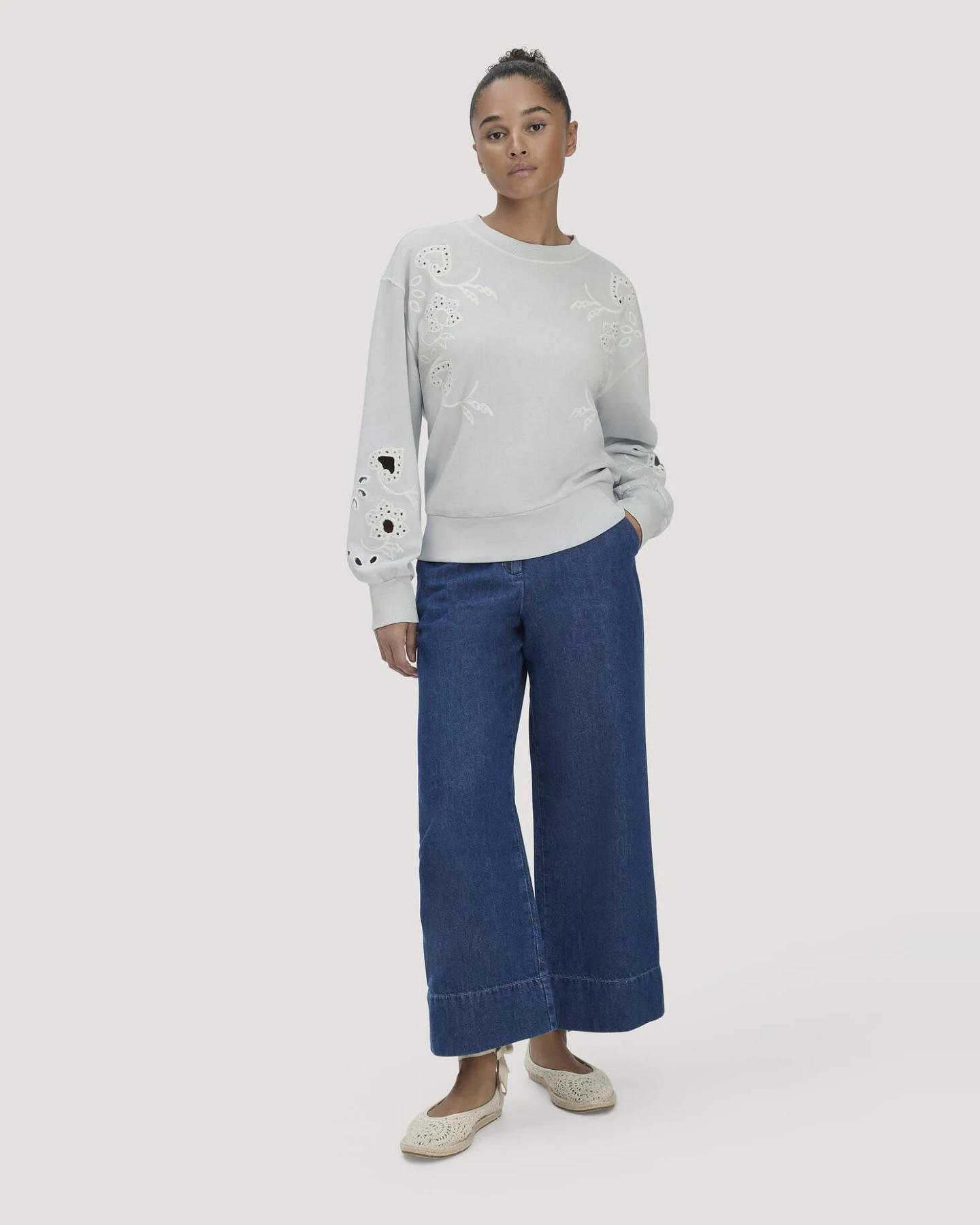 hessnatur Damen Sweatshirt Relaxed BETTER RECYCLING aus Bio-Baumwolle - blau - Größe L – Ansicht 2