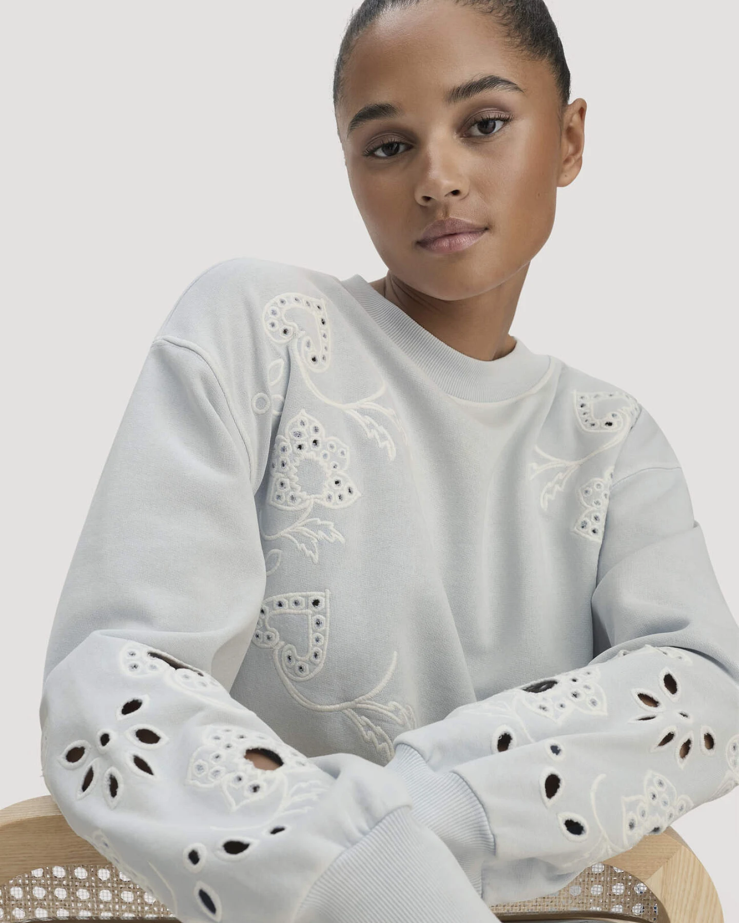 hessnatur Damen Sweatshirt Relaxed BETTER RECYCLING aus Bio-Baumwolle - blau - Größe XL – Ansicht 4