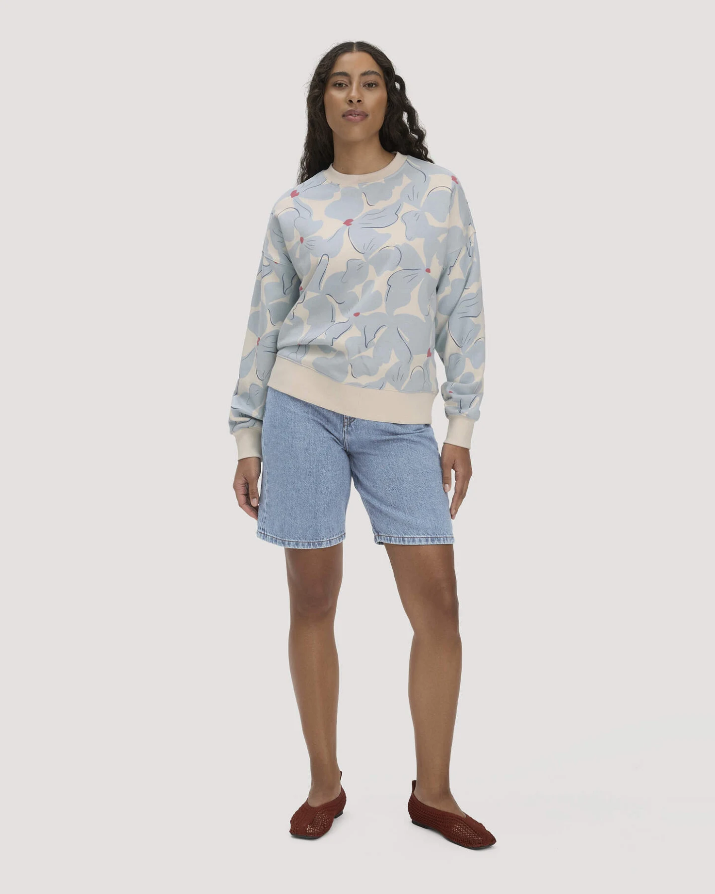 hessnatur Damen Print Sweatshirt Oversize BETTER RECYCLING aus Bio-Baumwolle - blau - Größe M – Ansicht 2