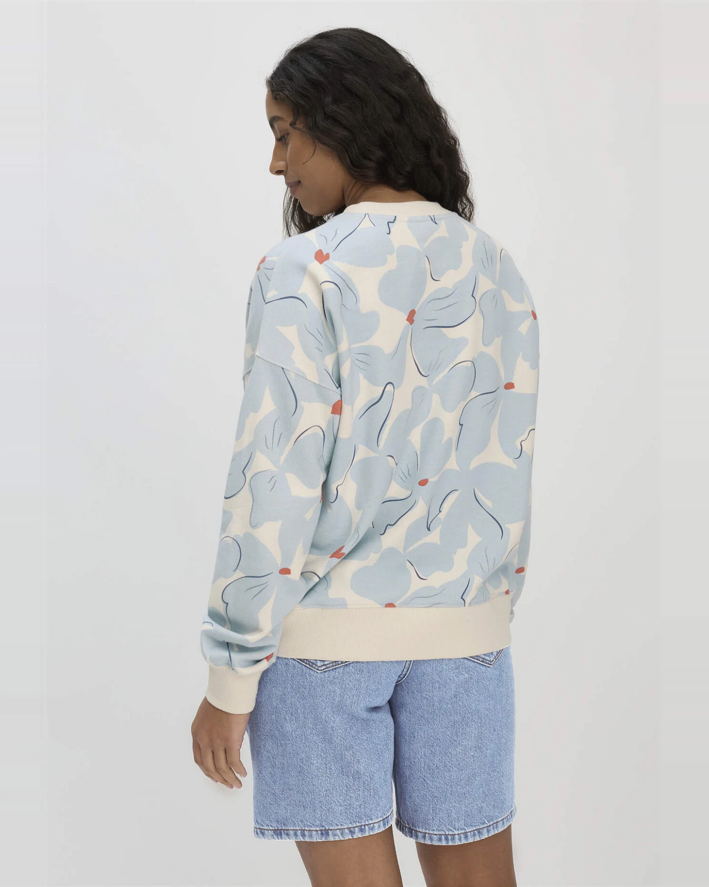 hessnatur Damen Print Sweatshirt Oversize BETTER RECYCLING aus Bio-Baumwolle - blau - Größe XL – Ansicht 3