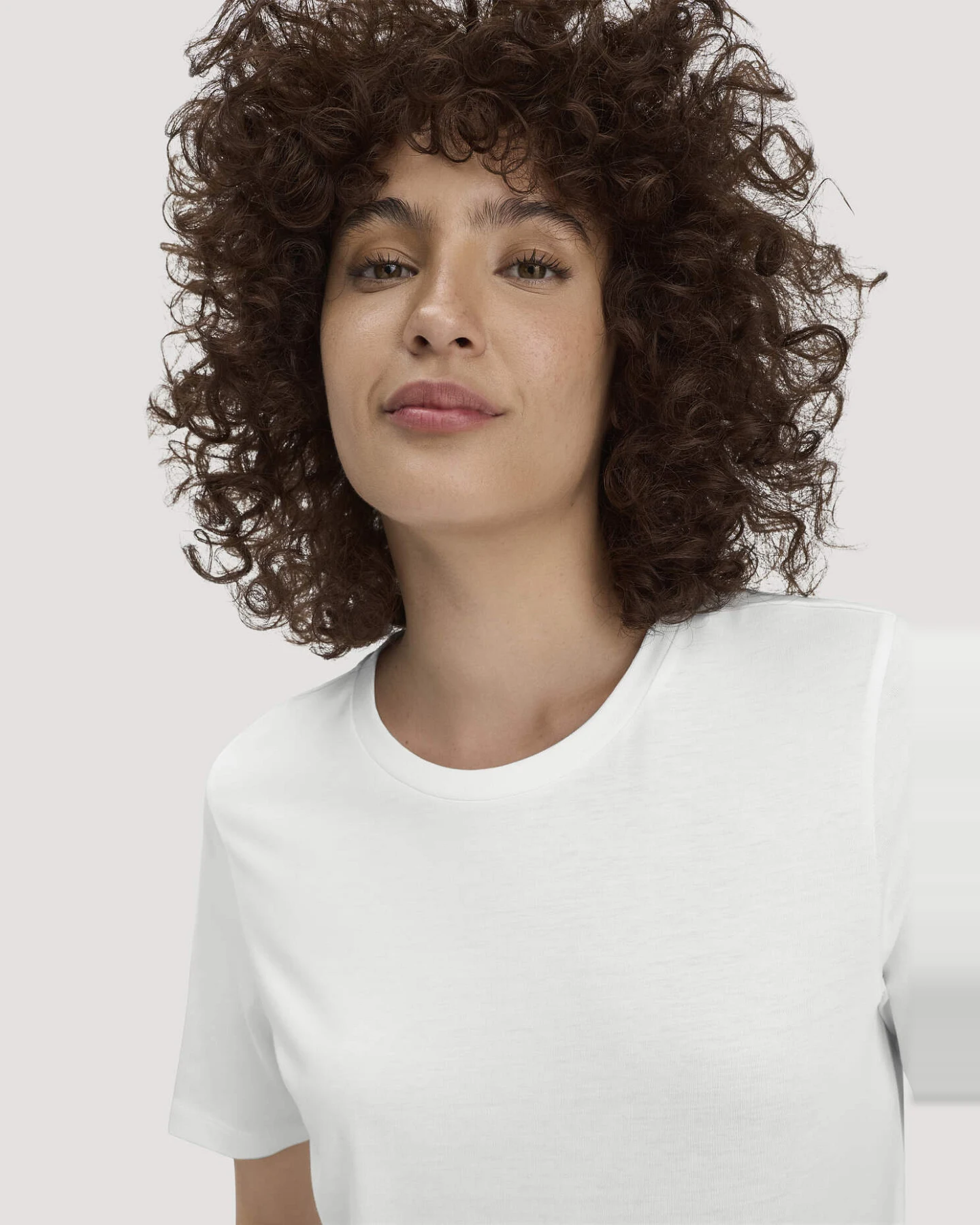 hessnatur Damen T-Shirt Regular aus Regenerative Organic Cotton (ROC) - weiß - Größe 34 – Ansicht 4