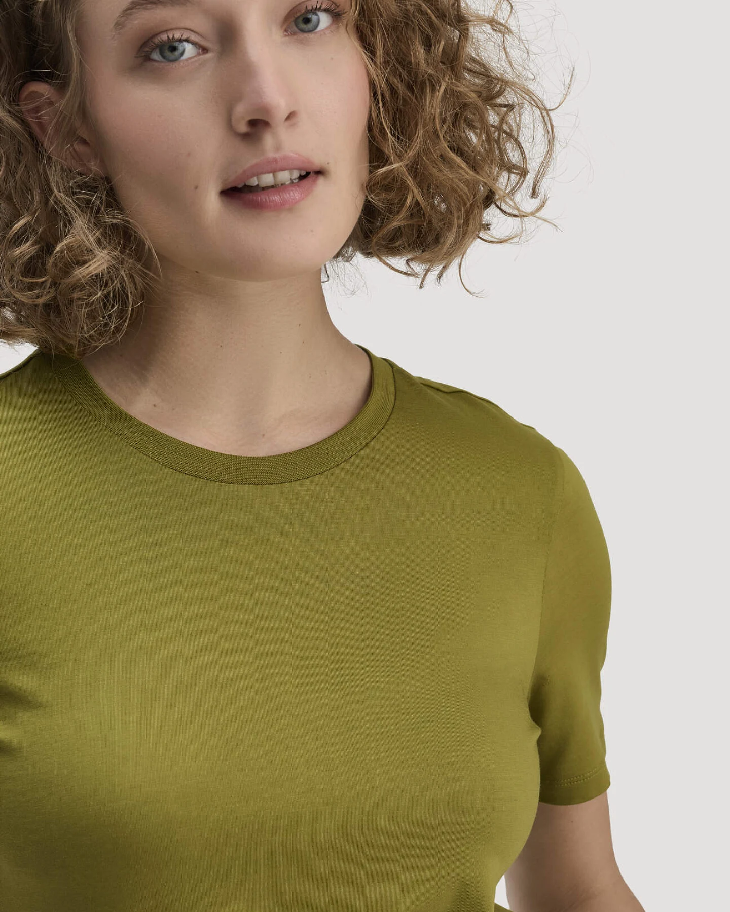 hessnatur Damen T-Shirt Regular aus Regenerative Organic Cotton (ROC) - grün - Größe 34 – Ansicht 4