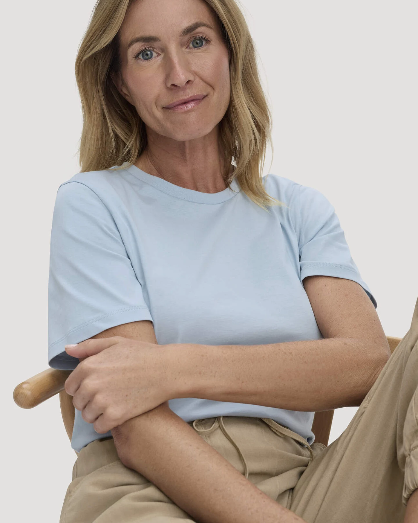 hessnatur Damen T-Shirt Regular aus Regenerative Organic Cotton (ROC) - blau - Größe 48 – Ansicht 4
