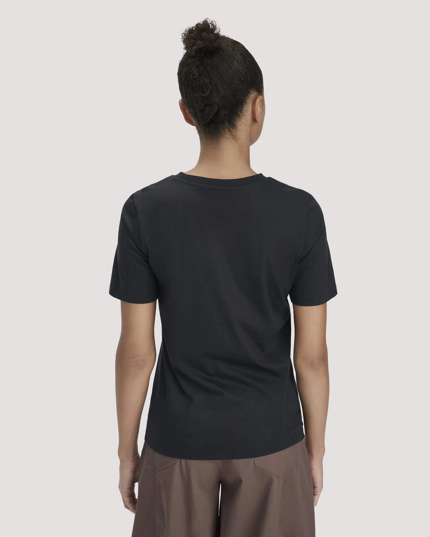 hessnatur Damen T-Shirt Regular aus Regenerative Organic Cotton (ROC) - schwarz - Größe 40 – Ansicht 3