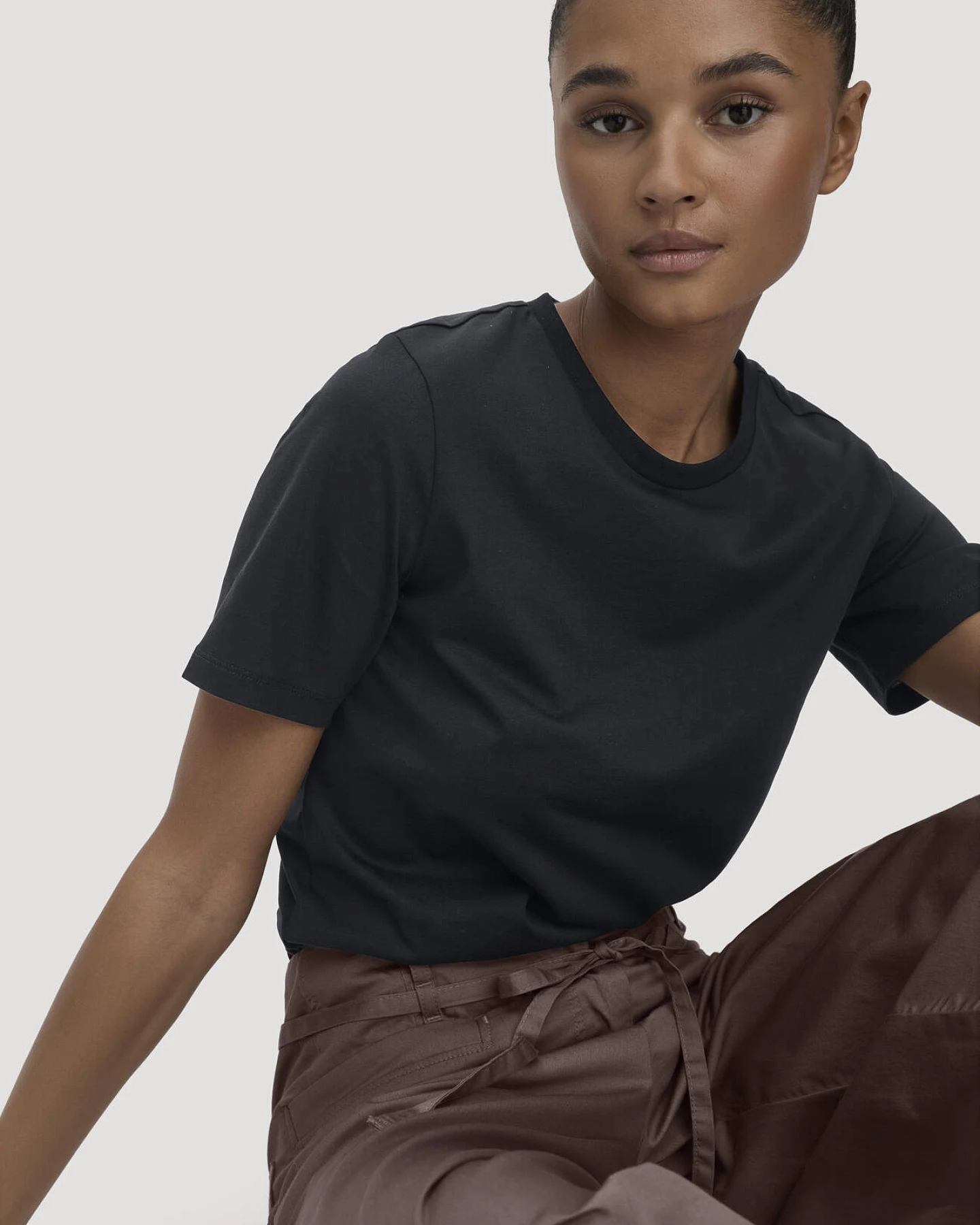 hessnatur Damen T-Shirt Regular aus Regenerative Organic Cotton (ROC) - schwarz - Größe 40 – Ansicht 4