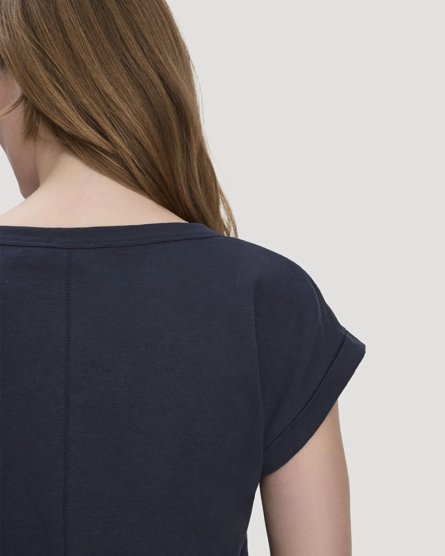 hessnatur Damen Light Slub T-Shirt Relaxed aus Bio-Baumwolle - blau - Größe 44 – Ansicht 4