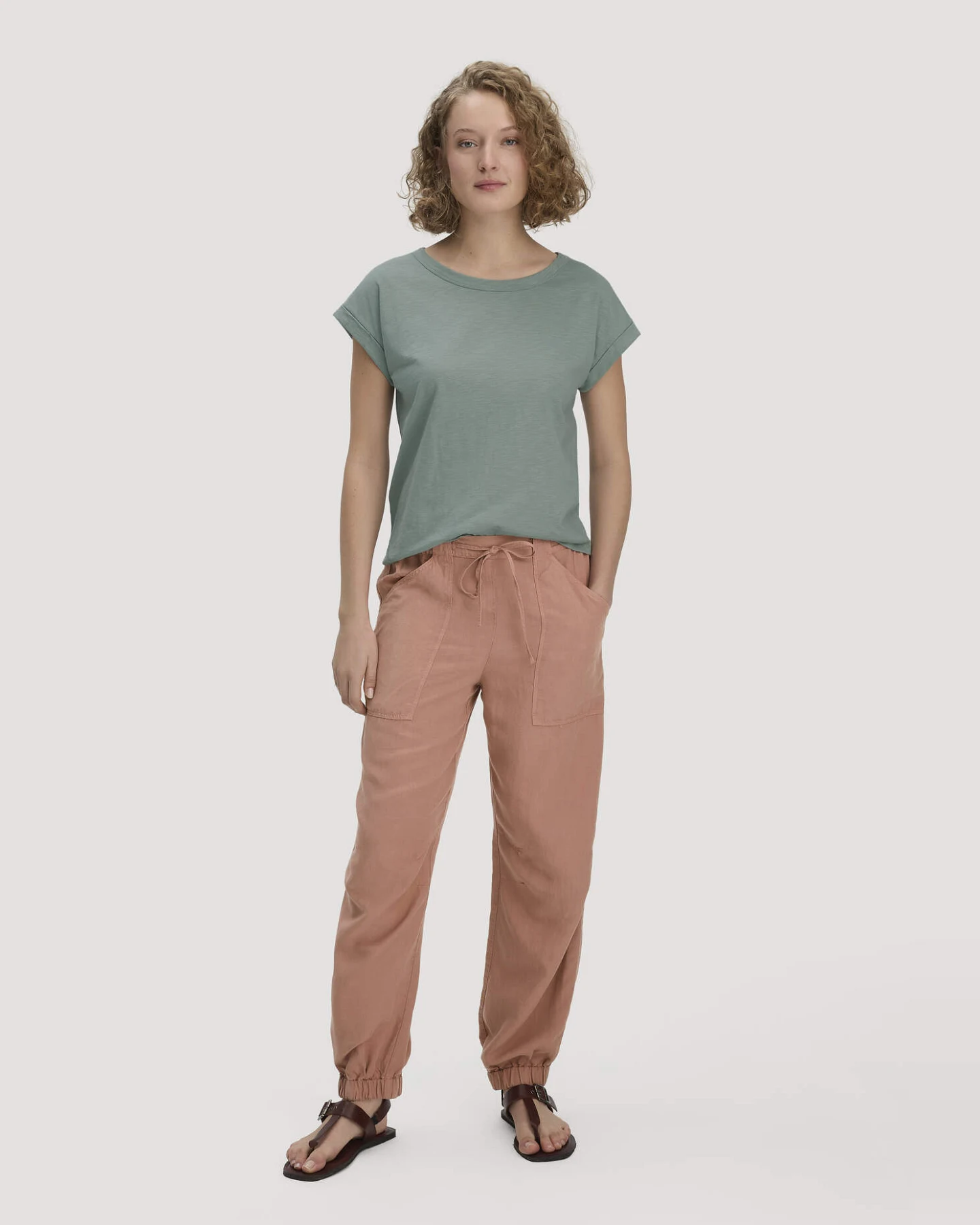 hessnatur Damen Light Slub T-Shirt Relaxed aus Bio-Baumwolle - grün - Größe 44 – Ansicht 2