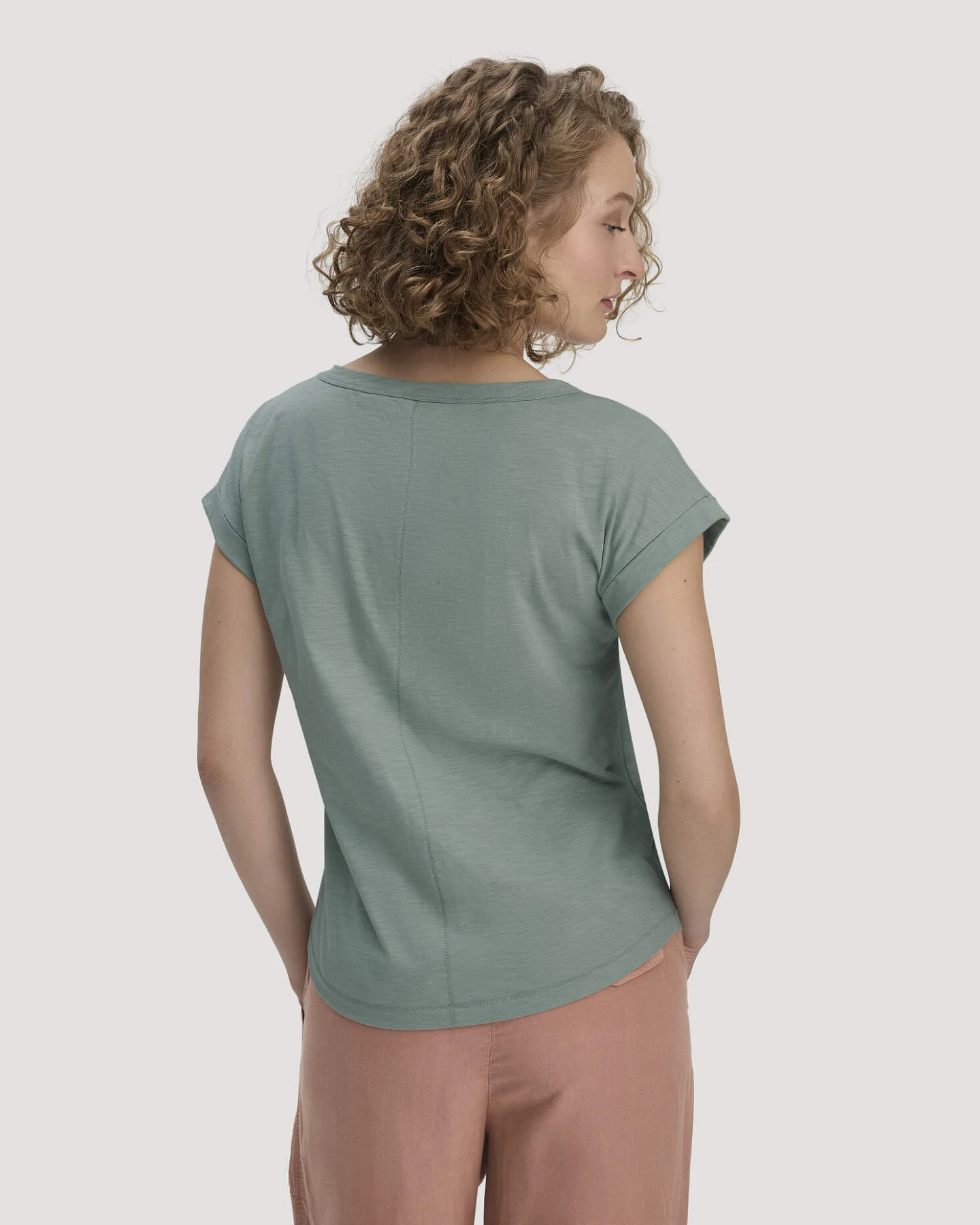 hessnatur Damen Light Slub T-Shirt Relaxed aus Bio-Baumwolle - grün - Größe 48 – Ansicht 3