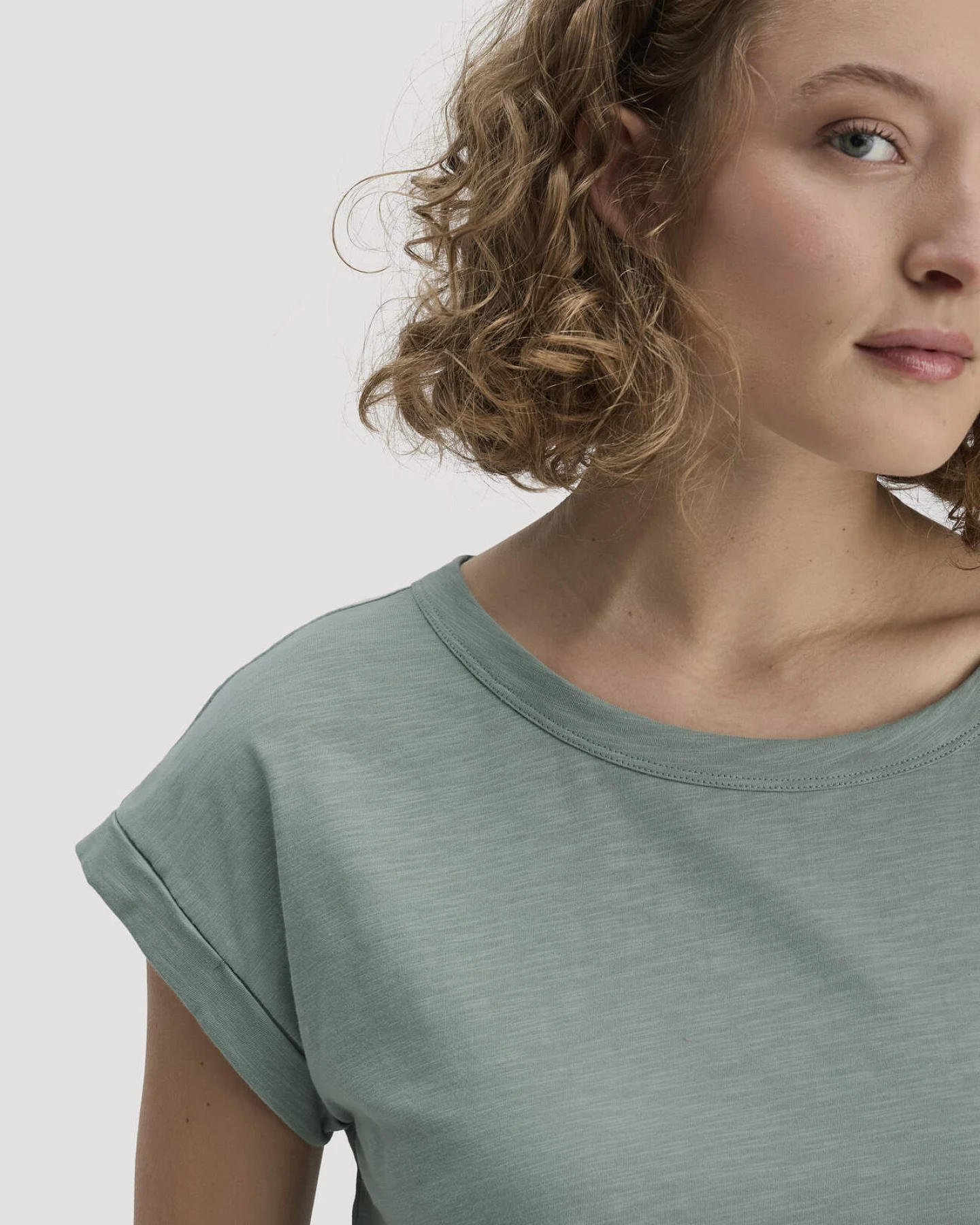 hessnatur Damen Light Slub T-Shirt Relaxed aus Bio-Baumwolle - grün - Größe 48 – Ansicht 4