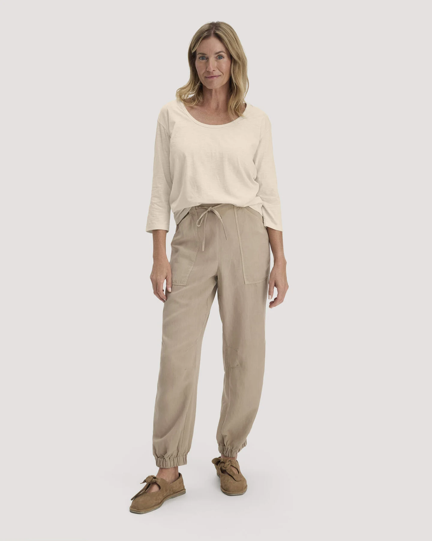 hessnatur Damen Light Slub Longsleeve Relaxed aus Bio-Baumwolle - natur - Größe 34 – Ansicht 2