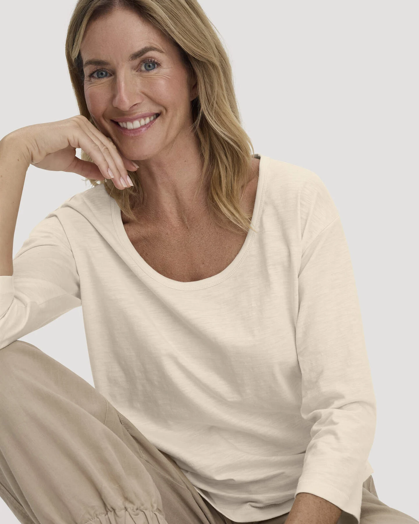 hessnatur Damen Light Slub Longsleeve Relaxed aus Bio-Baumwolle - natur - Größe 44 – Ansicht 4