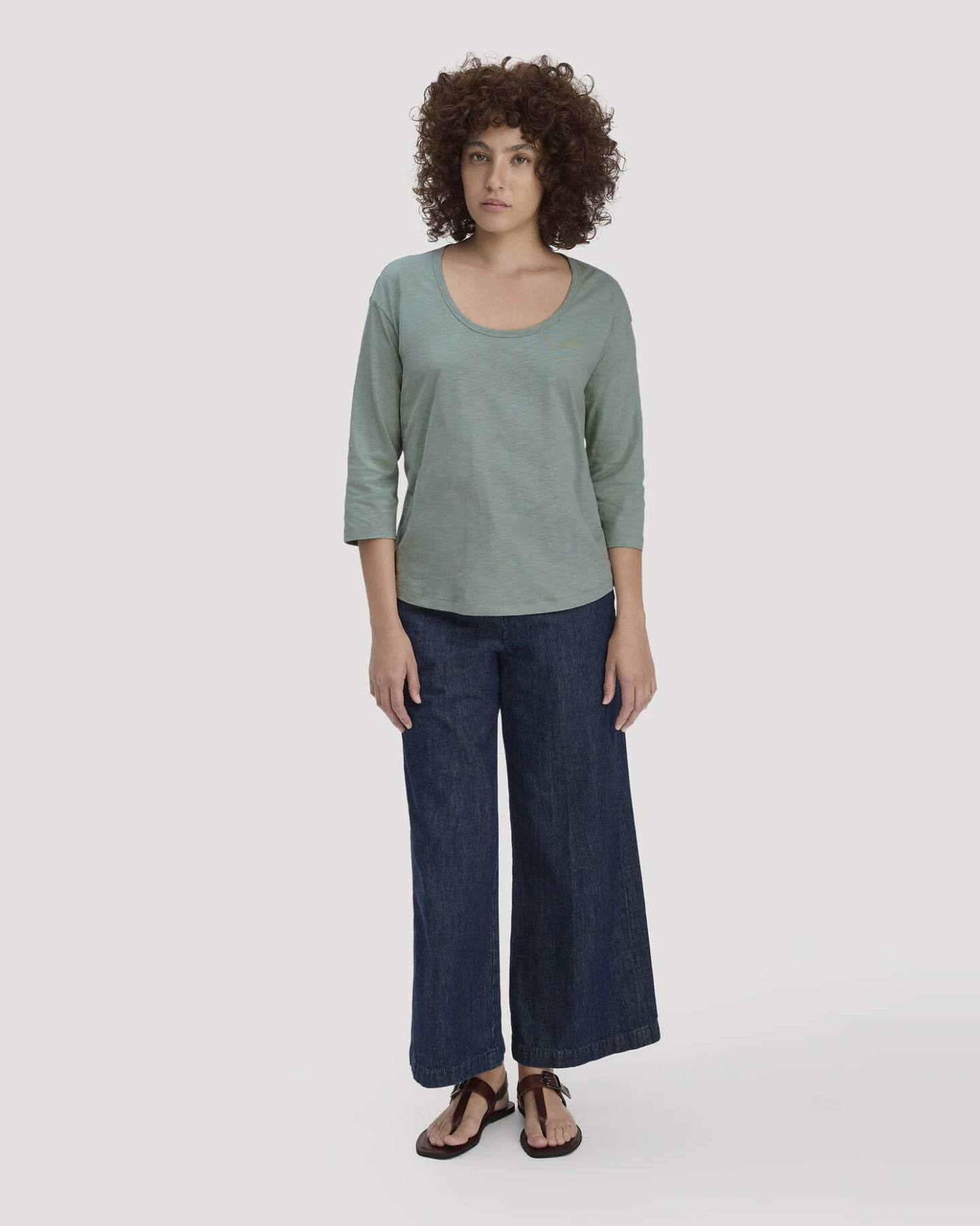 hessnatur Damen Light Slub Longsleeve Relaxed aus Bio-Baumwolle - grün - Größe 44 – Ansicht 2