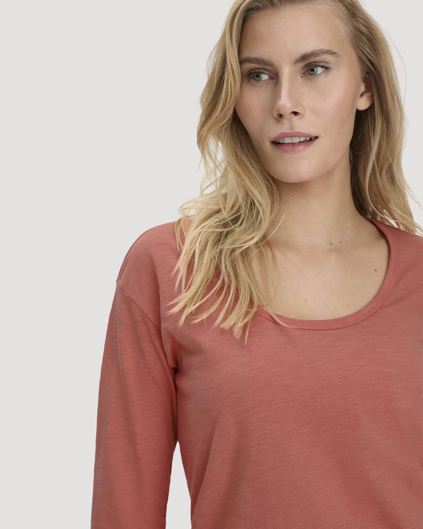 hessnatur Damen Light Slub Longsleeve Relaxed aus Bio-Baumwolle - orange - Größe 46 – Ansicht 4