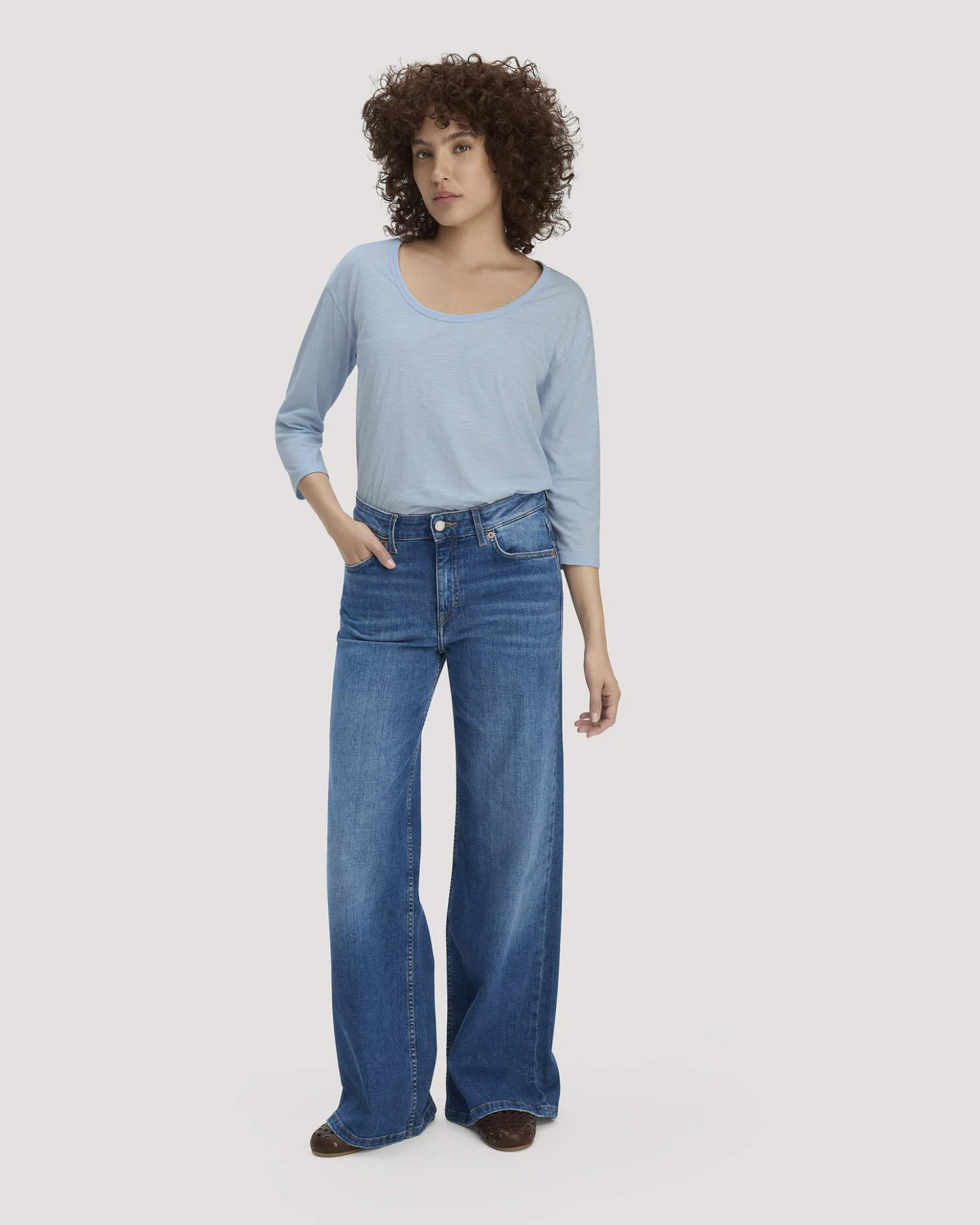 hessnatur Damen Light Slub Longsleeve Relaxed aus Bio-Baumwolle - blau - Größe 48 – Ansicht 2