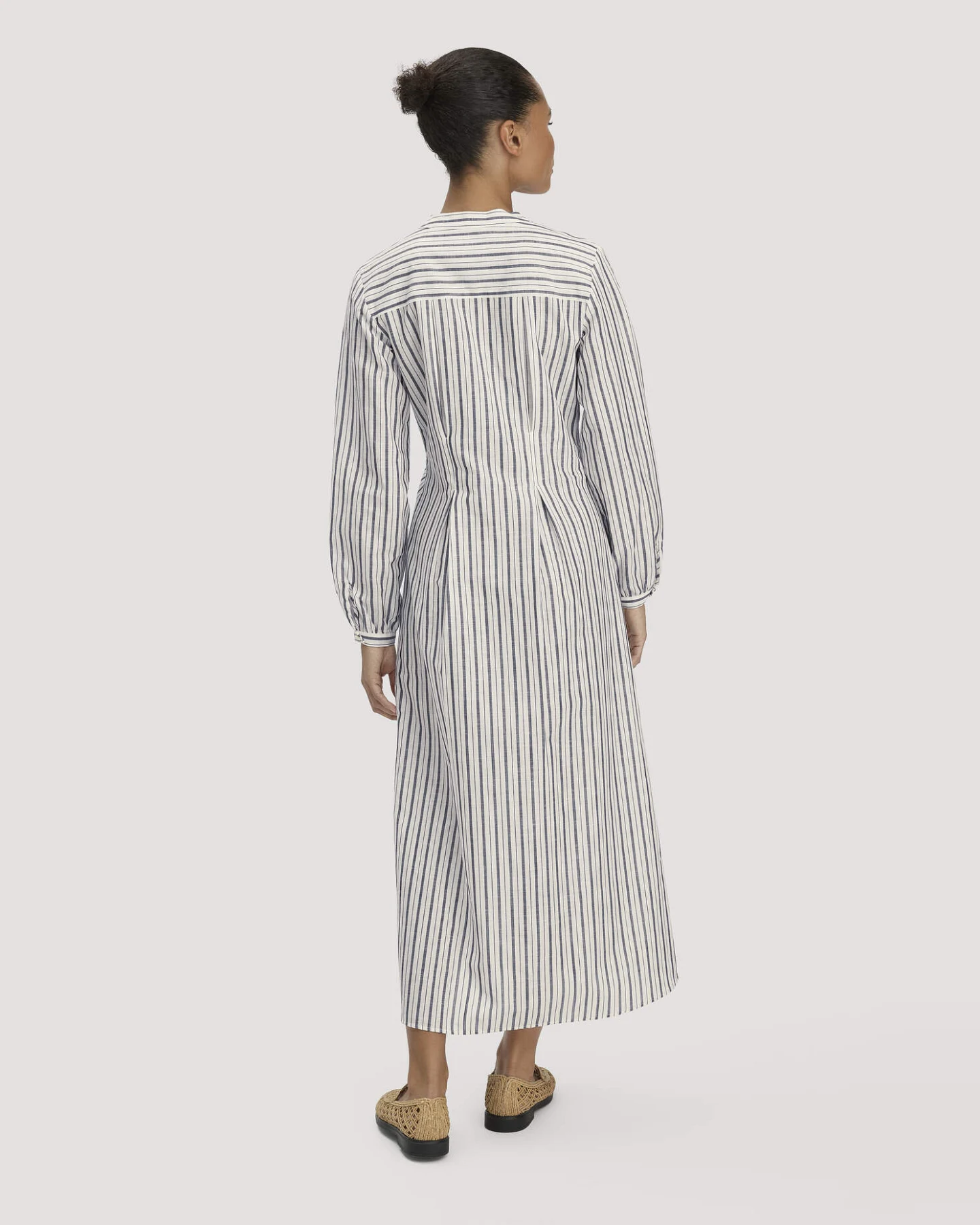 hessnatur Damen Hemdblusenkleid mit Taillierung Maxi aus Bio-Baumwolle mit Leinen - weiß - Größe 44 – Ansicht 2