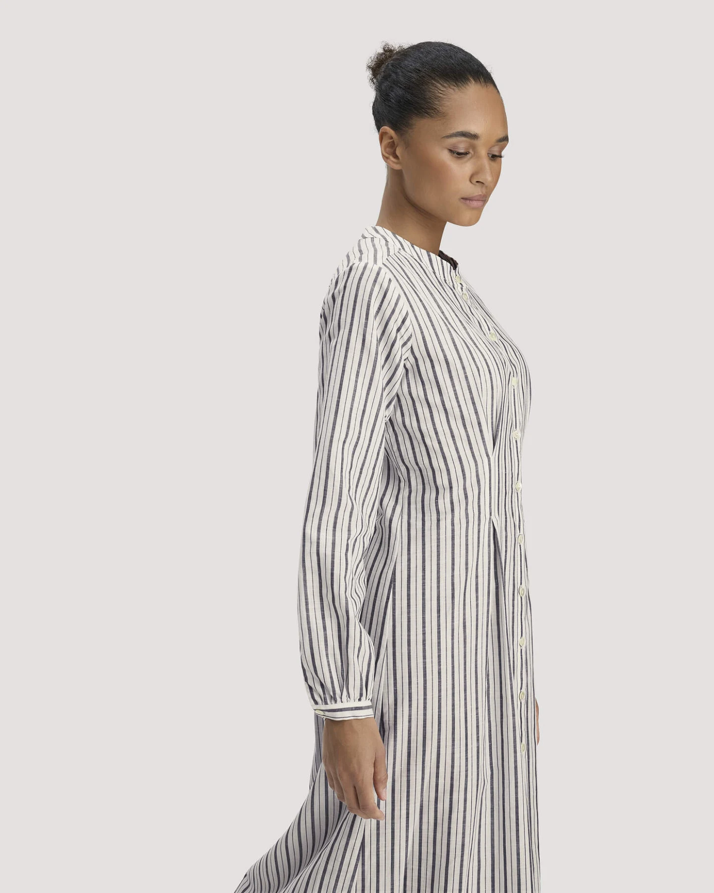hessnatur Damen Hemdblusenkleid mit Taillierung Maxi aus Bio-Baumwolle mit Leinen - weiß - Größe 46 – Ansicht 4