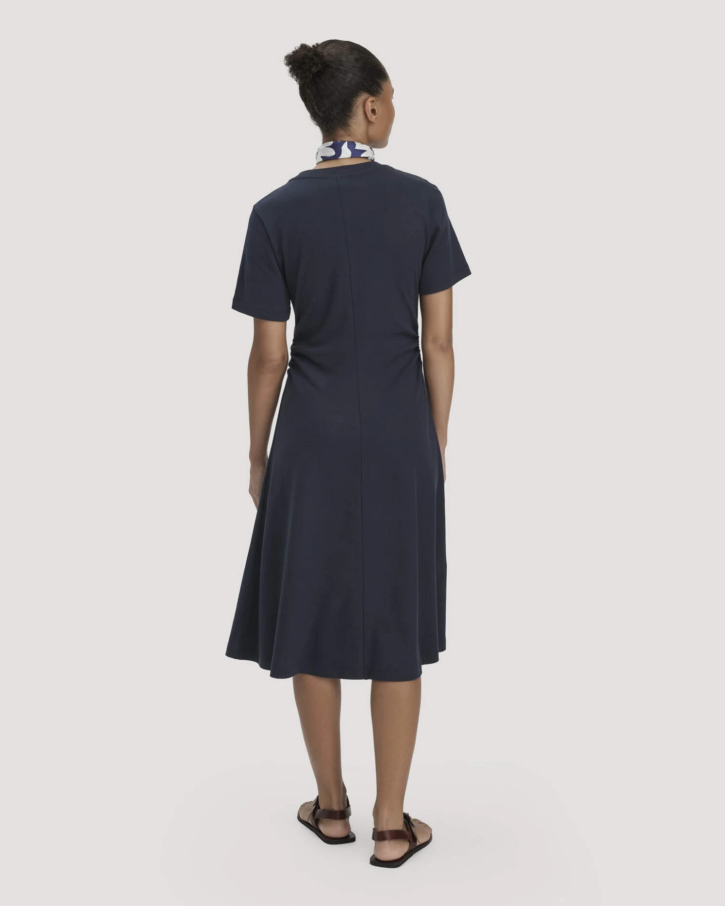 hessnatur Damen Jersey Kleid Kniebedeckend Slim aus Bio-Baumwolle - blau - Größe 48 – Ansicht 2
