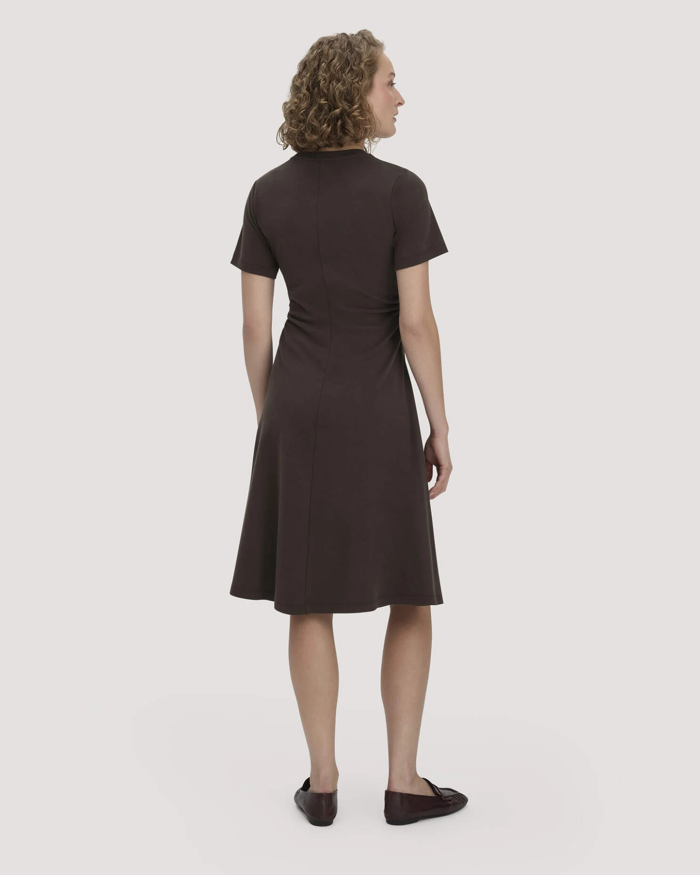hessnatur Damen Jersey Kleid Kniebedeckend Slim aus Bio-Baumwolle - braun - Größe 36 – Ansicht 2