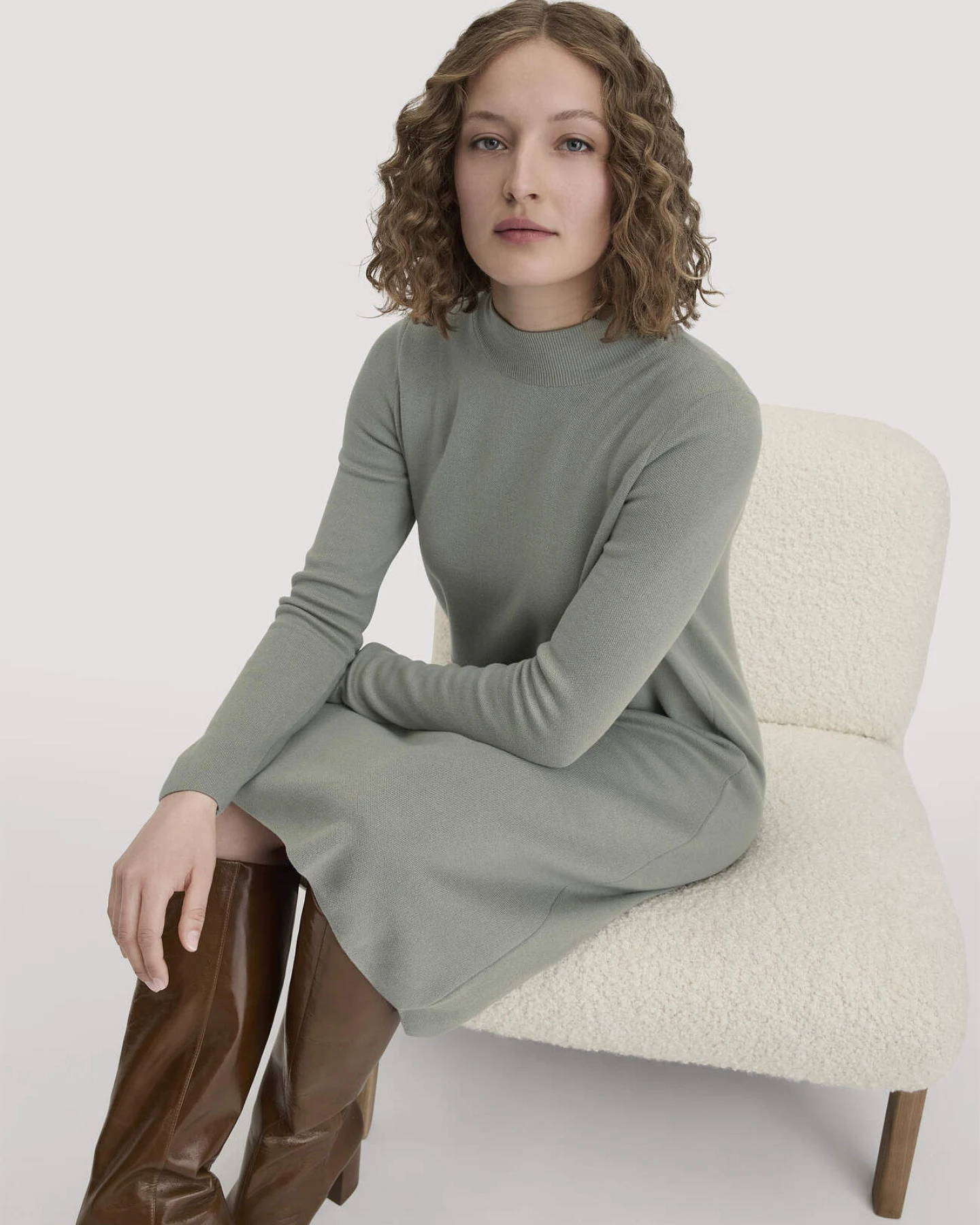 hessnatur Damen Strick Kleid Relaxed aus TENCEL™ Lyocell mit Bio-Baumwolle - grün - Größe S – Ansicht 4