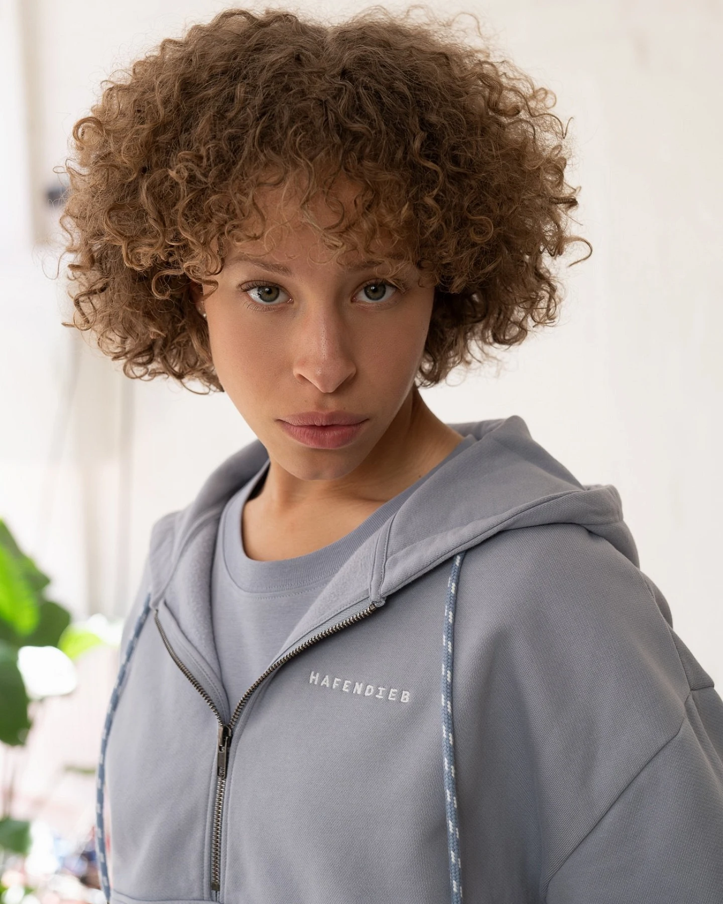 Hafendieb Damen vegan Hoodie Reißverschluss Logo Stick Hellblau – Ansicht 2